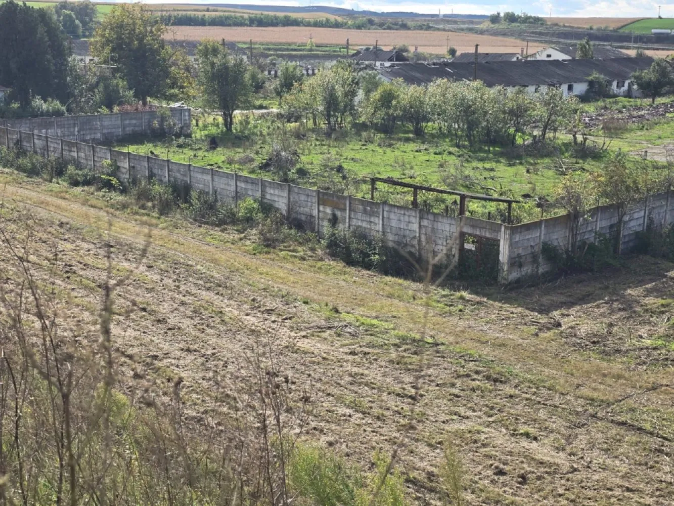 Teren+clădiri 60.000 mp.18 euro mp.deschidere la autostradă, - De vânzare 60.000 mp. de teren ingrădit cu plăci de beton în zona Iernut localitatea Cipău cu deschidere la autostradă.100 m de gara Cipău,utilității pe teren 
3 lini de înaltă tensiune 110Kv, 220kv, 380kv, si 1 medie 20 kw, gaz cu alimentare directa de la Rom Gaz cu 30% mai ieftin 
- alei betonate, hale partial renovate, post trafo 400 kw
 Teren terenul se vinde la prețul de 18 euro mp 1.100.000 Euro negociabil. Comisionul este ZERO!
Dacă vă place această ofertă - sau pentru alte informații sunați la numărul de contact din anunț!
Compania Zap Imobiliare vă pune la dispoziție toate informațiile, actele și documentele necesare alături de asistență și consiliere permanentă până la finalizarea achiziției imobiliare. Ne dorim să îți oferim cea mai plăcută experiență.