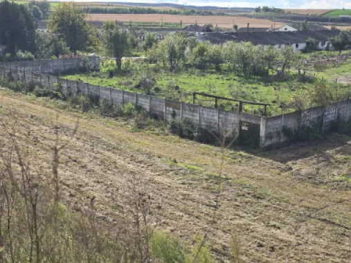 Teren+clădiri 60.000 mp.18 euro mp.deschidere la autostradă,