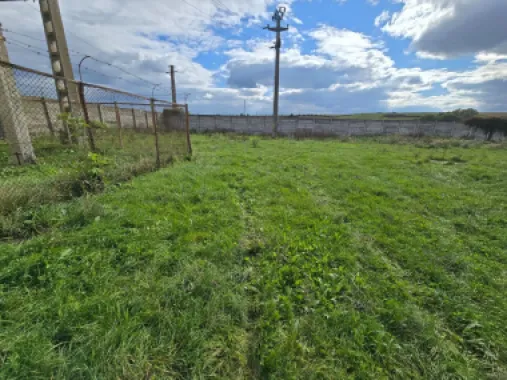 Teren+clădiri 60.000 mp.18 euro mp.deschidere la autostradă,