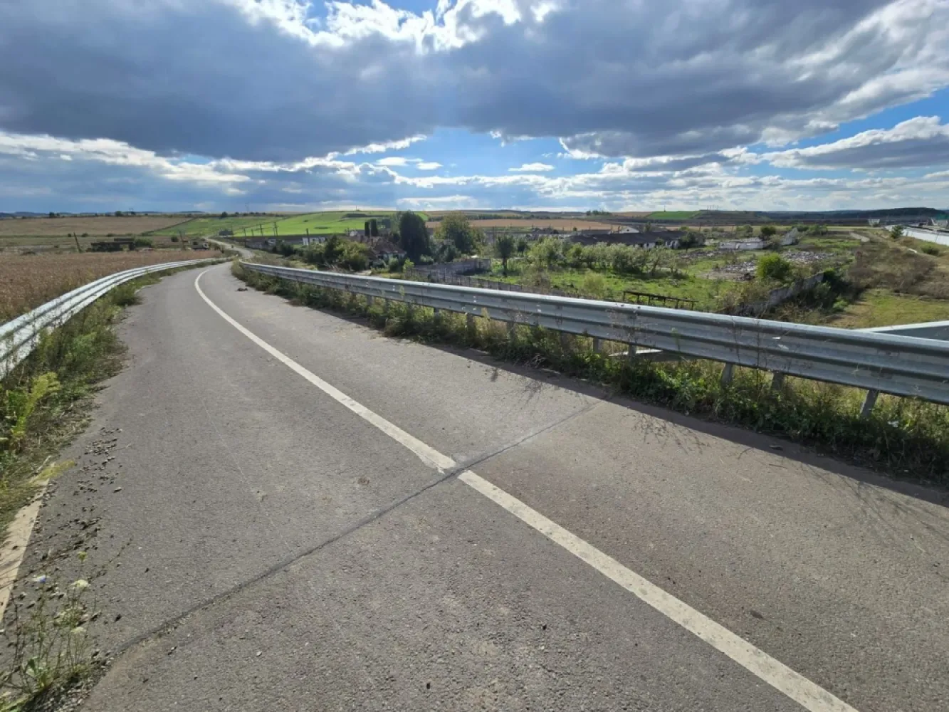 Teren+clădiri 60.000 mp.18 euro mp.deschidere la autostradă,
