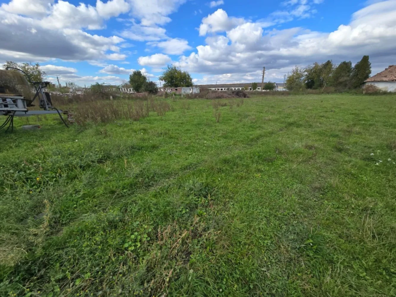 Teren+clădiri 60.000 mp.18 euro mp.deschidere la autostradă,