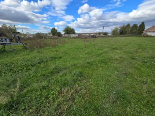 Teren+clădiri 60.000 mp.18 euro mp.deschidere la autostradă,