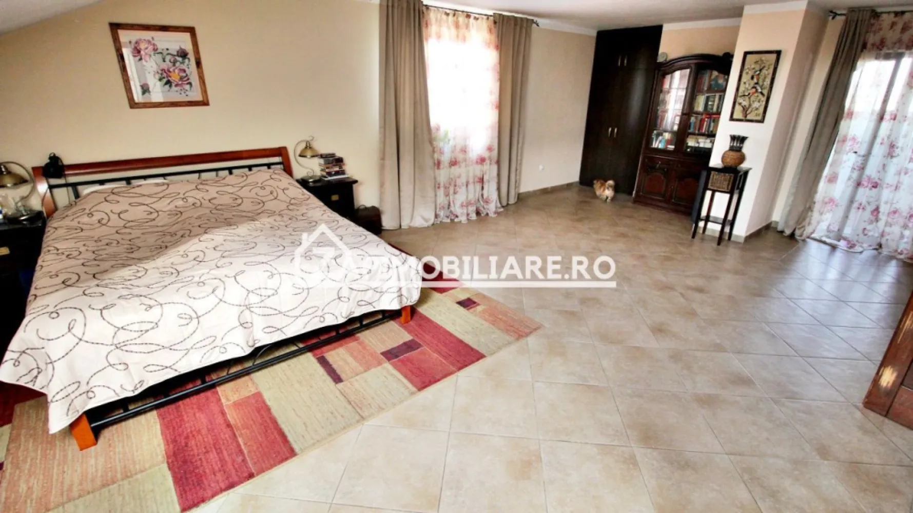 Casa 5 came,245mp,509mp teren,Sangeorgiu de Mures,0%comision - Contact 0774048706 Bogdan
De vânzare casă, singur în curte 5 camere 3 bai, situată în Sangeorgiu de Mures suprafața utilă de 245 mp amplasată pe un teren cu suprafața de 509 mp, 
Compartimentare:
- la etajul 1: 1 living, 3 dormitoare,1 bucătărie, 2 băi,2 balcoane, 1 debara, 1 terasă acoperită, 1 hol
- la etaj: 1 dormitor , 1 baie, 1 cameră tehnică, 1 balcon.2 dressing

Detalii:
- centrală termică, calorifere, geamuri termopan,
- fundația casei are o adâncime de 1 m, pereții sunt din cărămidă, acoperișul de țiglă, izolată cu polistiren de 10 cm.

Utilitați:
- curent, apă, gaz, canalizare

Casa se vinde la cheie , mobilată și utilată la prețul de 215.000 Euro negociabil. Comision ZERO!
Contact 0774048706 Bogdan
Daca vă place această ofertă sau pentru alte informații sunați la numărul de contact din anunț! 
Compania Zap Imobiliare vă pune la dispoziție toate actele și documentele necesare alături de asistență și consiliere permanentă până la finalizarea achiziției imobiliare. 
Ne dorim să îți oferim cea mai plăcută experiență, îndeplinim vise cu pereți!