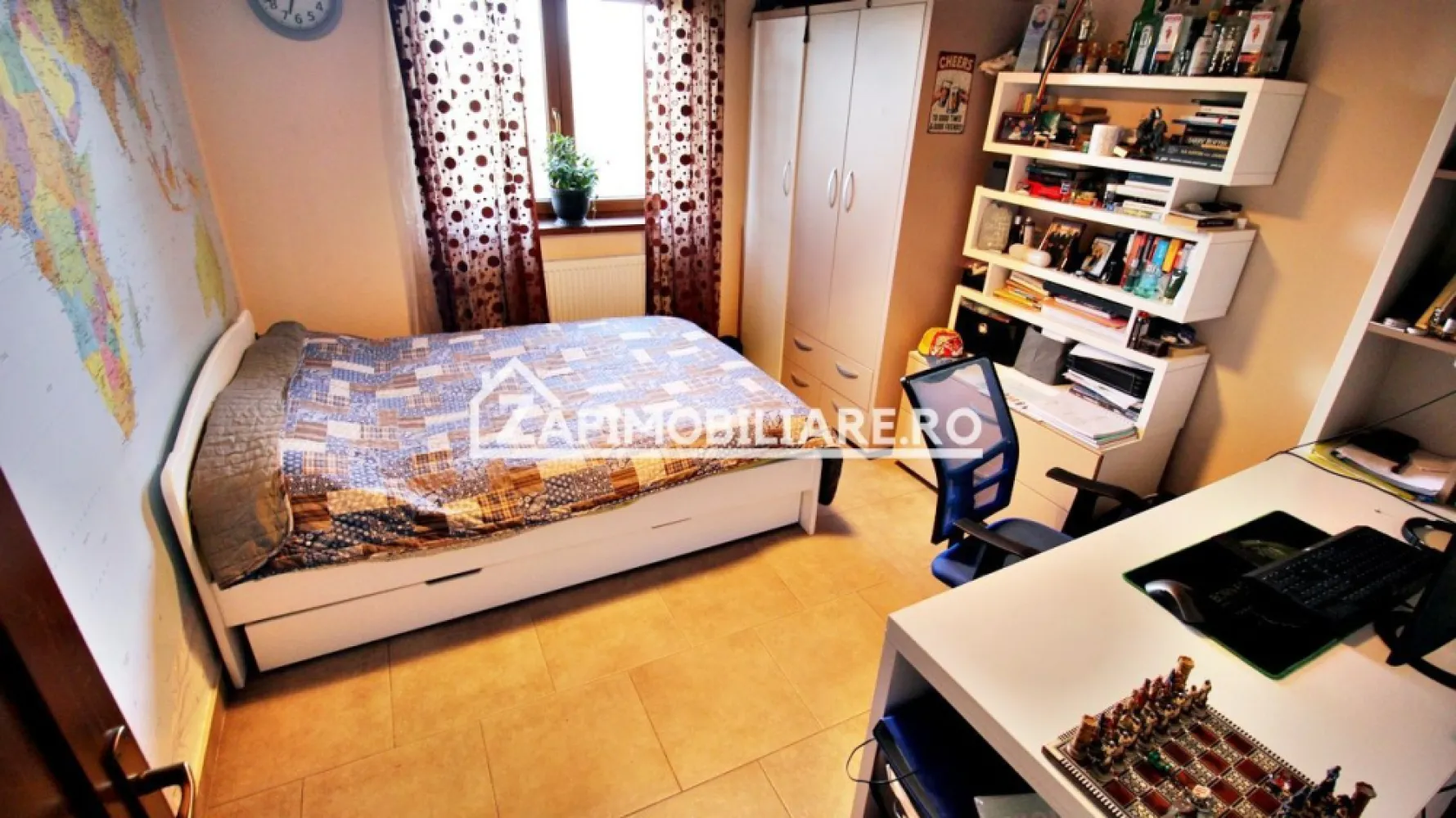 Casa 5 came,245mp,509mp teren,Sangeorgiu de Mures,0%comision - Contact 0774048706 Bogdan
De vânzare casă, singur în curte 5 camere 3 bai, situată în Sangeorgiu de Mures suprafața utilă de 245 mp amplasată pe un teren cu suprafața de 509 mp, 
Compartimentare:
- la etajul 1: 1 living, 3 dormitoare,1 bucătărie, 2 băi,2 balcoane, 1 debara, 1 terasă acoperită, 1 hol
- la etaj: 1 dormitor , 1 baie, 1 cameră tehnică, 1 balcon.2 dressing

Detalii:
- centrală termică, calorifere, geamuri termopan,
- fundația casei are o adâncime de 1 m, pereții sunt din cărămidă, acoperișul de țiglă, izolată cu polistiren de 10 cm.

Utilitați:
- curent, apă, gaz, canalizare

Casa se vinde la cheie , mobilată și utilată la prețul de 215.000 Euro negociabil. Comision ZERO!
Contact 0774048706 Bogdan
Daca vă place această ofertă sau pentru alte informații sunați la numărul de contact din anunț! 
Compania Zap Imobiliare vă pune la dispoziție toate actele și documentele necesare alături de asistență și consiliere permanentă până la finalizarea achiziției imobiliare. 
Ne dorim să îți oferim cea mai plăcută experiență, îndeplinim vise cu pereți!