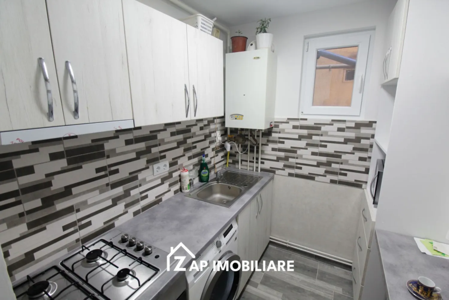 Aleea Savinesti - Ap 2 camere - Renovat complet - Mentionati ID-ul proprietatii cand apelati: CP2805530
Comision ZERO pentru cumparator!
Contact ⓪⑦②⑥ ②②③ ⑧⑧⑥ Sebastian
De vânzare apartament 2 camere semidecomandat situat în zona semicentrala , strada Aleea Savinesti suprafață utilă de 40mp, situat la -parter din 4 oferit de Zap Imobiliare 
Detalii: 
- 1 living, 1 dormitor, 1 bucătărie, 1 baie, fara balcon 1 hol
- centrală termică, calorifere, geamuri termopan, ușă metalică.

Locuința se vinde la prețul de 75000 Euro . Comisionul este ZERO pentru cumparator
Contact ⓪⑦②⑥ ②②③ ⑧⑧⑥ Sebastian

Proprietatea se află într-o zonă cu un confort deosebit, datorită amplasării în imediata apropiere a tot ceea ce înseamnă viață modernă, și anume: mijloace de transport în comun, magazine, unități de învățământ de toate gradele, piață, parc, bănci, farmacii, s.a.
Dacă vă place această ofertă - sau pentru alte informații sunați la numărul de contact din anunț! 
Compania Zap Imobiliare vă pune la dispoziție toate informațiile, actele și documentele necesare alături de asistență și consiliere permanentă până la finalizarea achiziției imobiliare. Ne dorim să îți oferim cea mai plăcută experiență, îndeplinim vise cu pereți!