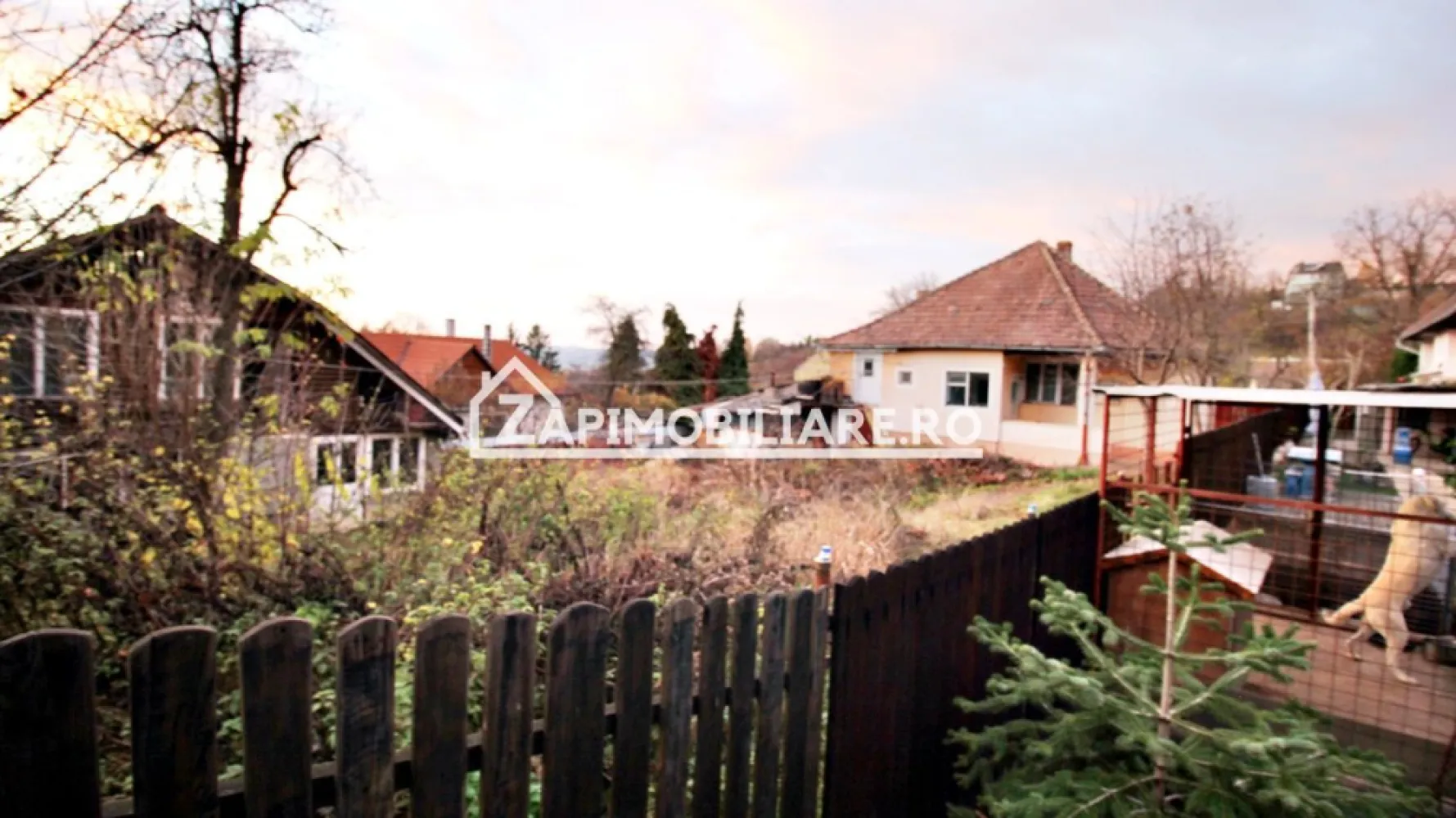 Casa zona Platou,1.001mp.teren,deschidere la 2 strazi,0%comi - Contact 0774048706 Bogdan
De vânzare casă, singur în curte 3 camere situată în zona Platou cu deschidere la 2 strazi Verii si Trebely, suprafața utilă de 120 mp amplasată pe un teren cu suprafața de 1.001 mp, cu o deschidere la drum de 18 ml.
Compartimentare:
- 1 living, 1 bucătărie, 1 baie 2 dormitoare, 

Detalii:
- fundația casei are o adâncime de 1m, pereții sunt din cărămidă, acoperișul de țiglă, cm.

Utilitați:
- curent, apă, gaz, canalizare

Casa cu teren de 1.001 mp se vinde la prețul de 315.000 Euro negociabil. Comision ZERO!
Contact 0774048706 Bogdan
Daca vă place această ofertă sau pentru alte informații sunați la numărul de contact din anunț! 
Compania Zap Imobiliare vă pune la dispoziție toate actele și documentele necesare alături de asistență și consiliere permanentă până la finalizarea achiziției imobiliare. 
Ne dorim să îți oferim cea mai plăcută experiență, îndeplinim vise cu pereți!