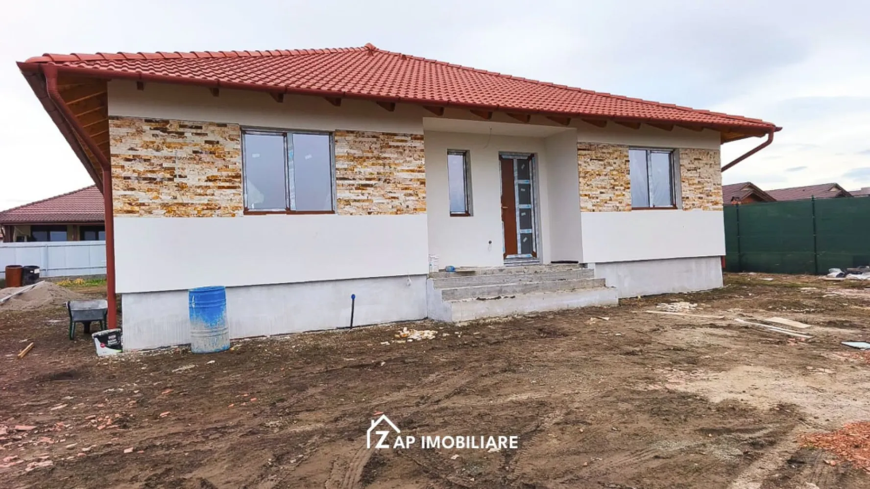 Casa 1 Nivel 107 mp utili - 4 camere - Nazna - Mentionati ID-ul proprietatii cand apelati: CP2787859
Contact ⓪⑦②⑥ ②②③ ⑧⑧⑥ Sebastian
De vânzare casă, singur în curte, 4 camere situată în Nazna, suprafața utilă de 107.mp amplasată pe un teren cu suprafața de 500 mp, 
Compartimentare:
Casa pe parter 3 dormitoare, 1 living + bucatarie, 2 bai, camara, dressing, terasa

Detalii:
- centrală termică, incalzire in pardoseala, geamuri termopan, ușă pvc.
- fundația casei are o adâncime de 1 m, pereții sunt din cărămidă, acoperișul de țiglă, izolată cu polistiren de 10 cm.
 pod mansardabil, 
- anul construcției 2025

Utilitați:
- curent, apă, gaz, canalizare

Casa se vinde semifinisată avansat , la prețul de 134500 + 21 % TVA Comision ZERO!
Contact ⓪⑦②⑥ ②②③ ⑧⑧⑥ Sebastian Daca vă place această ofertă sau pentru alte informații sunați la numărul de contact din anunț! 
Compania Zap Imobiliare vă pune la dispoziție toate actele și documentele necesare alături de asistență și consiliere permanentă până la finalizarea achiziției imobiliare. 
Ne dorim să îți oferim cea mai plăcută experiență, îndeplinim vise cu pereți!