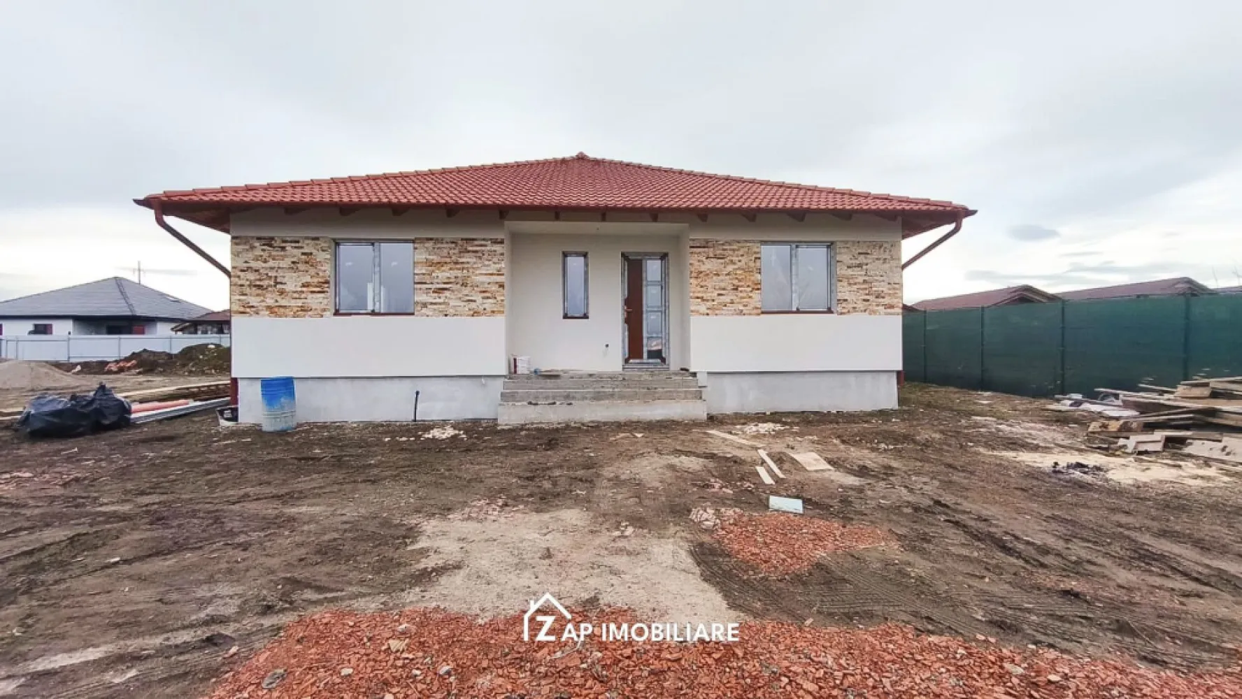 Casa 1 Nivel 107 mp utili - 4 camere - Nazna - Mentionati ID-ul proprietatii cand apelati: CP2787859
Contact ⓪⑦②⑥ ②②③ ⑧⑧⑥ Sebastian
De vânzare casă, singur în curte, 4 camere situată în Nazna, suprafața utilă de 107.mp amplasată pe un teren cu suprafața de 500 mp, 
Compartimentare:
Casa pe parter 3 dormitoare, 1 living + bucatarie, 2 bai, camara, dressing, terasa

Detalii:
- centrală termică, incalzire in pardoseala, geamuri termopan, ușă pvc.
- fundația casei are o adâncime de 1 m, pereții sunt din cărămidă, acoperișul de țiglă, izolată cu polistiren de 10 cm.
 pod mansardabil, 
- anul construcției 2025

Utilitați:
- curent, apă, gaz, canalizare

Casa se vinde semifinisată avansat , la prețul de 134500 + 21 % TVA Comision ZERO!
Contact ⓪⑦②⑥ ②②③ ⑧⑧⑥ Sebastian Daca vă place această ofertă sau pentru alte informații sunați la numărul de contact din anunț! 
Compania Zap Imobiliare vă pune la dispoziție toate actele și documentele necesare alături de asistență și consiliere permanentă până la finalizarea achiziției imobiliare. 
Ne dorim să îți oferim cea mai plăcută experiență, îndeplinim vise cu pereți!