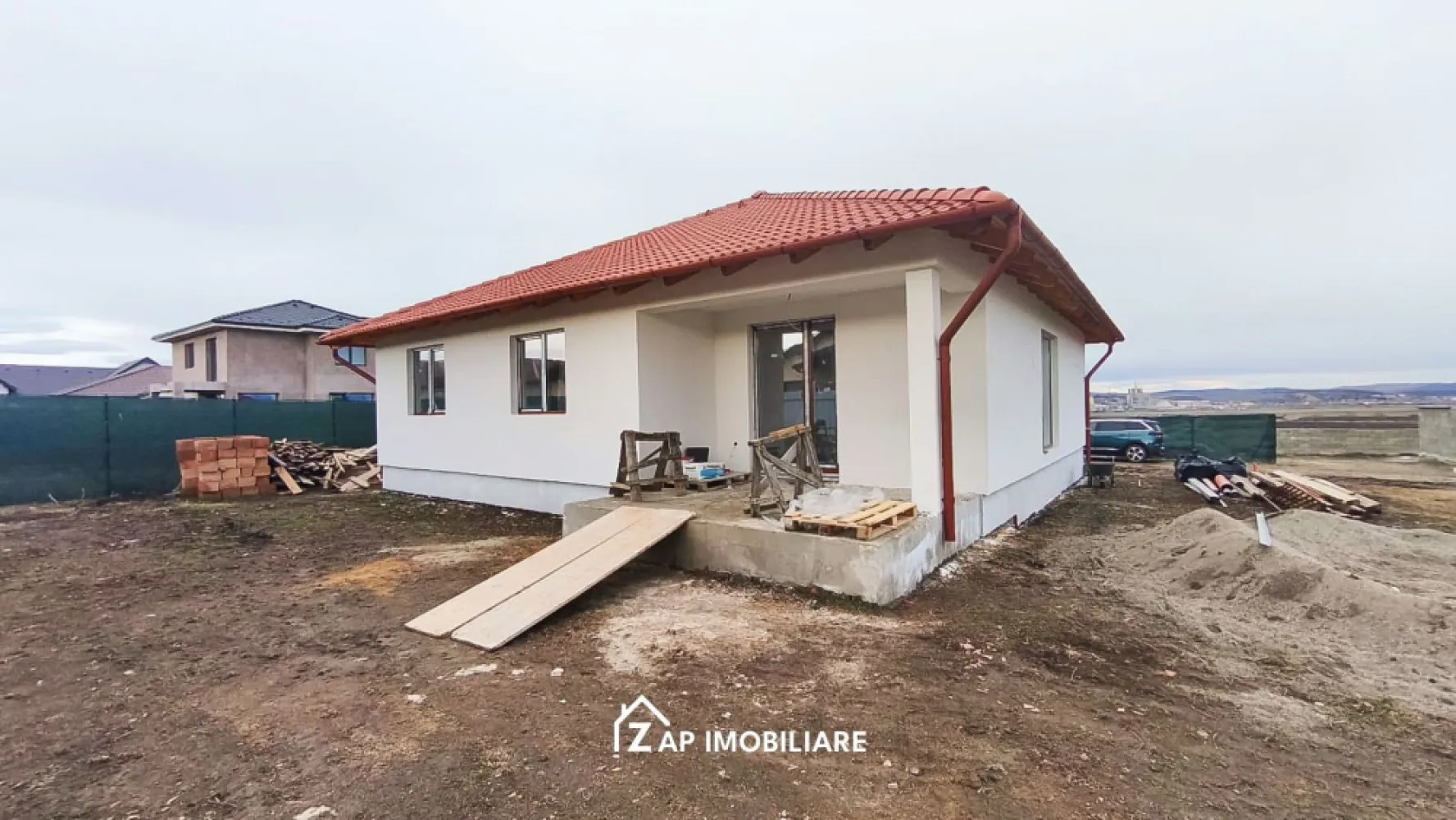 Casa 1 Nivel 107 mp utili - 4 camere - Nazna - Mentionati ID-ul proprietatii cand apelati: CP2787859
Contact ⓪⑦②⑥ ②②③ ⑧⑧⑥ Sebastian
De vânzare casă, singur în curte, 4 camere situată în Nazna, suprafața utilă de 107.mp amplasată pe un teren cu suprafața de 500 mp, 
Compartimentare:
Casa pe parter 3 dormitoare, 1 living + bucatarie, 2 bai, camara, dressing, terasa

Detalii:
- centrală termică, incalzire in pardoseala, geamuri termopan, ușă pvc.
- fundația casei are o adâncime de 1 m, pereții sunt din cărămidă, acoperișul de țiglă, izolată cu polistiren de 10 cm.
 pod mansardabil, 
- anul construcției 2025

Utilitați:
- curent, apă, gaz, canalizare

Casa se vinde semifinisată avansat , la prețul de 134500 + 21 % TVA Comision ZERO!
Contact ⓪⑦②⑥ ②②③ ⑧⑧⑥ Sebastian Daca vă place această ofertă sau pentru alte informații sunați la numărul de contact din anunț! 
Compania Zap Imobiliare vă pune la dispoziție toate actele și documentele necesare alături de asistență și consiliere permanentă până la finalizarea achiziției imobiliare. 
Ne dorim să îți oferim cea mai plăcută experiență, îndeplinim vise cu pereți!