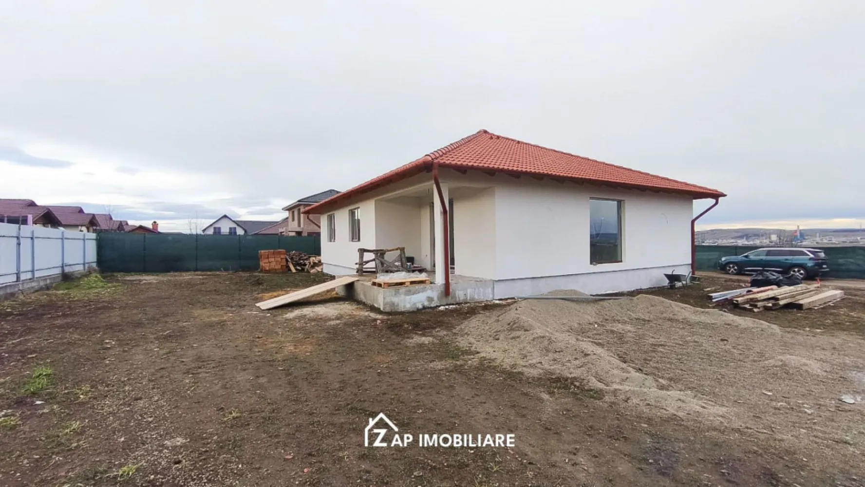 Casa 1 Nivel 107 mp utili - 4 camere - Nazna - Mentionati ID-ul proprietatii cand apelati: CP2787859
Contact ⓪⑦②⑥ ②②③ ⑧⑧⑥ Sebastian
De vânzare casă, singur în curte, 4 camere situată în Nazna, suprafața utilă de 107.mp amplasată pe un teren cu suprafața de 500 mp, 
Compartimentare:
Casa pe parter 3 dormitoare, 1 living + bucatarie, 2 bai, camara, dressing, terasa

Detalii:
- centrală termică, incalzire in pardoseala, geamuri termopan, ușă pvc.
- fundația casei are o adâncime de 1 m, pereții sunt din cărămidă, acoperișul de țiglă, izolată cu polistiren de 10 cm.
 pod mansardabil, 
- anul construcției 2025

Utilitați:
- curent, apă, gaz, canalizare

Casa se vinde semifinisată avansat , la prețul de 134500 + 21 % TVA Comision ZERO!
Contact ⓪⑦②⑥ ②②③ ⑧⑧⑥ Sebastian Daca vă place această ofertă sau pentru alte informații sunați la numărul de contact din anunț! 
Compania Zap Imobiliare vă pune la dispoziție toate actele și documentele necesare alături de asistență și consiliere permanentă până la finalizarea achiziției imobiliare. 
Ne dorim să îți oferim cea mai plăcută experiență, îndeplinim vise cu pereți!