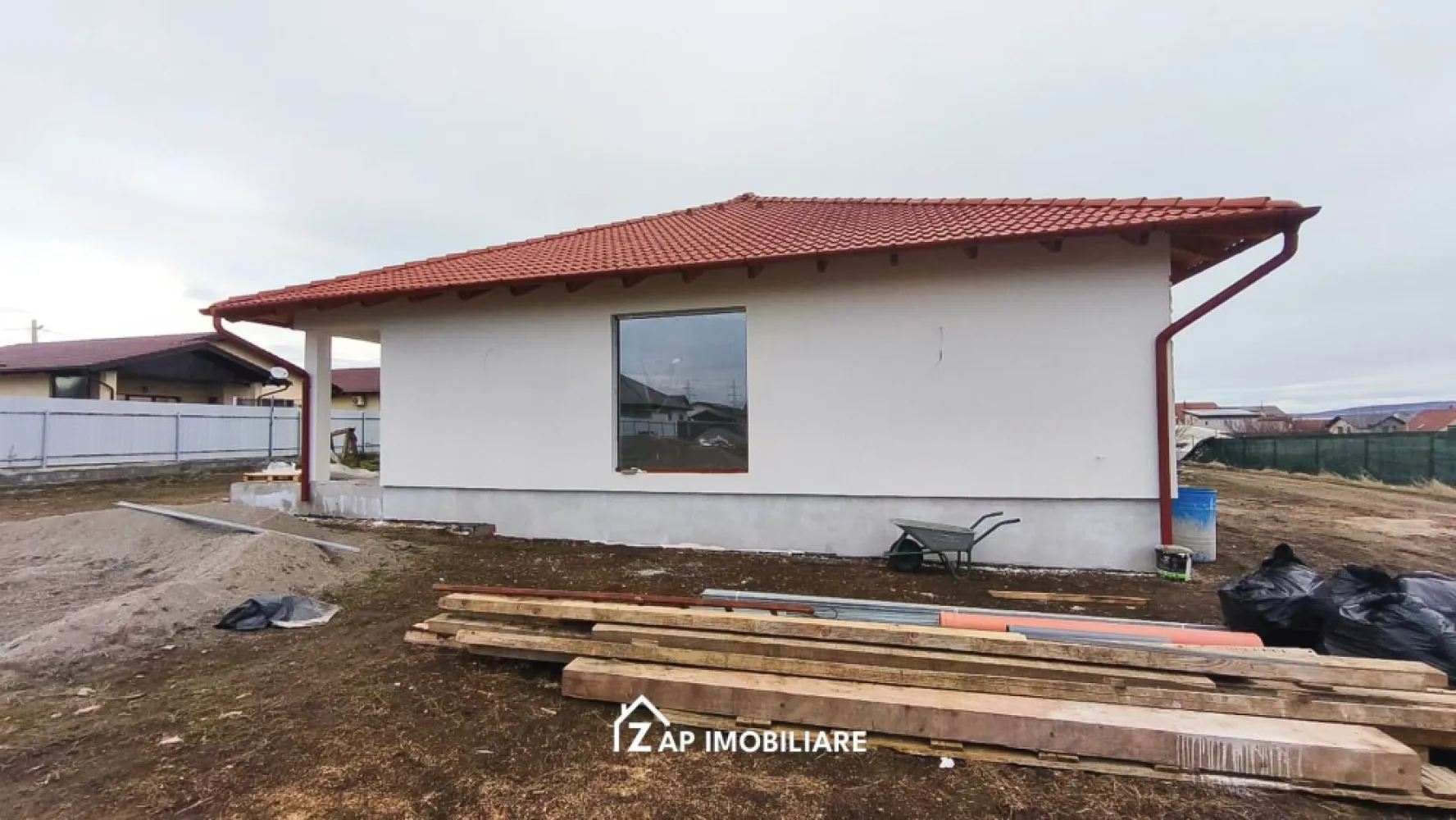 Casa 1 Nivel 107 mp utili - 4 camere - Nazna - Mentionati ID-ul proprietatii cand apelati: CP2787859
Contact ⓪⑦②⑥ ②②③ ⑧⑧⑥ Sebastian
De vânzare casă, singur în curte, 4 camere situată în Nazna, suprafața utilă de 107.mp amplasată pe un teren cu suprafața de 500 mp, 
Compartimentare:
Casa pe parter 3 dormitoare, 1 living + bucatarie, 2 bai, camara, dressing, terasa

Detalii:
- centrală termică, incalzire in pardoseala, geamuri termopan, ușă pvc.
- fundația casei are o adâncime de 1 m, pereții sunt din cărămidă, acoperișul de țiglă, izolată cu polistiren de 10 cm.
 pod mansardabil, 
- anul construcției 2025

Utilitați:
- curent, apă, gaz, canalizare

Casa se vinde semifinisată avansat , la prețul de 134500 + 21 % TVA Comision ZERO!
Contact ⓪⑦②⑥ ②②③ ⑧⑧⑥ Sebastian Daca vă place această ofertă sau pentru alte informații sunați la numărul de contact din anunț! 
Compania Zap Imobiliare vă pune la dispoziție toate actele și documentele necesare alături de asistență și consiliere permanentă până la finalizarea achiziției imobiliare. 
Ne dorim să îți oferim cea mai plăcută experiență, îndeplinim vise cu pereți!