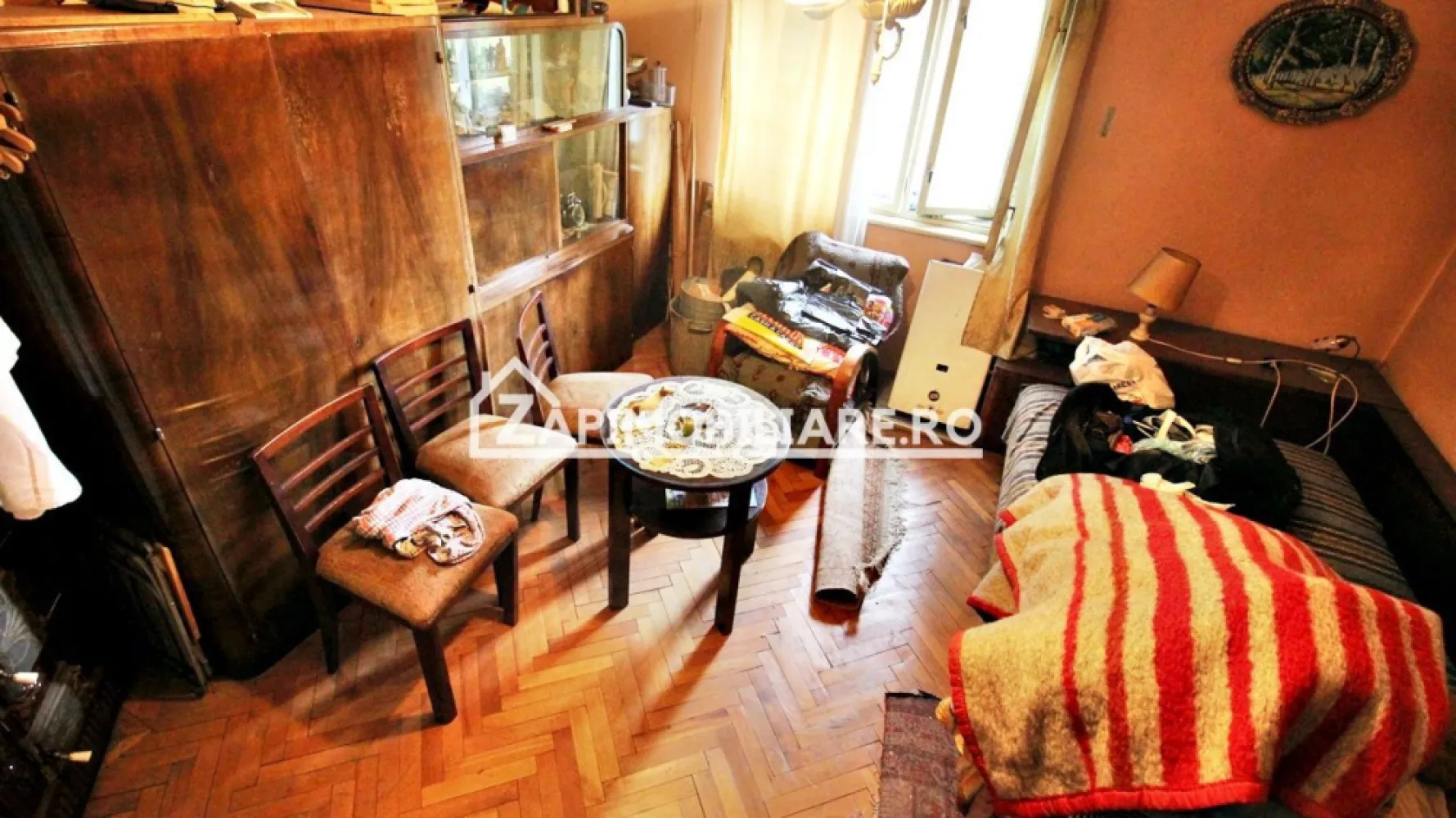 Apartament 2 camere,46 mp, et.3,Targu Mures - Contact 0774048706 Bogdan
De vânzare apartament 2 camere semidecomandat confort 2, situat în cartierul Libertătii, strada Nicolae Balcescu, aproape de Gimnaziul Nicolae Balcescu,suprafață utilă de 46 mp, situat la etajul 3 din 3 oferit de Zap Imobiliare 
Detalii: 
- 1 living, 1 dormitor, 1 bucătărie, 1 baie, 1 camară,1 hol
- apartamentul necesită renovare
Proprietatea se află într-o zonă cu un confort deosebit, datorită amplasării în imediata apropiere a tot ceea ce înseamnă viață modernă, și anume: mijloace de transport în comun, magazine, unități de învățământ de toate gradele, piață, parc, bănci, farmacii, s.a.
Locuința se vinde la prețul de 59.000 Euro negociabil. Comisionul este ZERO!
Contact 0774048706 Bogdan

Dacă vă place această ofertă - sau pentru alte informații sunați la numărul de contact din anunț! 
Compania Zap Imobiliare vă pune la dispoziție toate informațiile, actele și documentele necesare alături de asistență și consiliere permanentă până la finalizarea achiziției imobiliare. Ne dorim să îți oferim cea mai plăcută experiență, îndeplinim vise cu pereți!