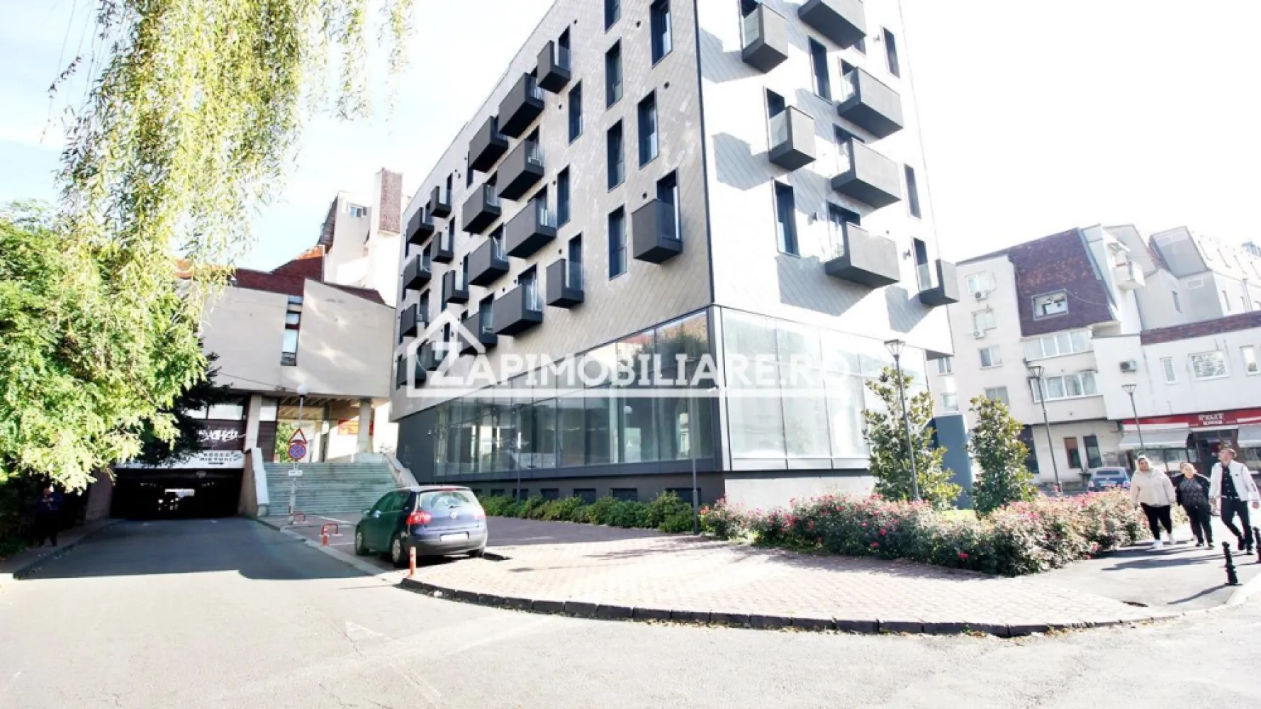 Apartament 2 camere,55mp, 1 parcare privată,zona centrală - De închiriat apartament in bloc NOU, 2 camere decomandat, confort 1, situat în Centru, strada Bartok Bela, suprafață utilă de 55 mp, situat la etajul 4 din 6 oferit de Zap Imobiliare.
 Contact 0774048706 Bogdan
Detalii: 
- 1 living, 1 dormitor, 1 bucătărie, 1 baie,1 hol, 1 balcon
- centrală termică, calorifere, geamuri termopan, ușă metalică.
- masina de spalat rufe, frigider.aragaz, masina de spalat vase,boiler

Proprietatea se află într-o zonă cu un confort deosebit, datorită amplasării în imediata apropiere a tot ceea ce înseamnă viață modernă, și anume: mijloace de transport în comun, magazine, unități de învățământ de toate gradele, piață, parc, bănci, farmacii, s.a.
Locuința se închiriază mobilată și utilată la prețul de 550 Euro negociabil. 
Comisionul perceput este de 50% din valoarea primei chirii si se plateste o singura data in momentul semnarii contractului de inchiriere.
Contact 0774048706 Bogdan
Acest anunț nu corespunde cerințelor tale? Sună la numărul afișat în anunț și unul dintre agenții noștri te va ajuta cu alte oferte personalizate în funcție de cerințele tale.