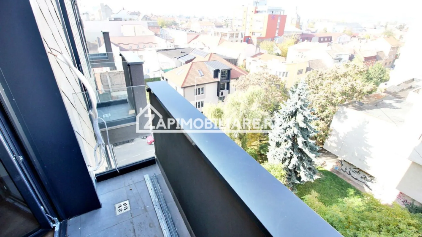 Apartament 2 camere,55mp, 1 parcare privată,zona centrală - De închiriat apartament in bloc NOU, 2 camere decomandat, confort 1, situat în Centru, strada Bartok Bela, suprafață utilă de 55 mp, situat la etajul 4 din 6 oferit de Zap Imobiliare.
 Contact 0774048706 Bogdan
Detalii: 
- 1 living, 1 dormitor, 1 bucătărie, 1 baie,1 hol, 1 balcon
- centrală termică, calorifere, geamuri termopan, ușă metalică.
- masina de spalat rufe, frigider.aragaz, masina de spalat vase,boiler

Proprietatea se află într-o zonă cu un confort deosebit, datorită amplasării în imediata apropiere a tot ceea ce înseamnă viață modernă, și anume: mijloace de transport în comun, magazine, unități de învățământ de toate gradele, piață, parc, bănci, farmacii, s.a.
Locuința se închiriază mobilată și utilată la prețul de 550 Euro negociabil. 
Comisionul perceput este de 50% din valoarea primei chirii si se plateste o singura data in momentul semnarii contractului de inchiriere.
Contact 0774048706 Bogdan
Acest anunț nu corespunde cerințelor tale? Sună la numărul afișat în anunț și unul dintre agenții noștri te va ajuta cu alte oferte personalizate în funcție de cerințele tale.