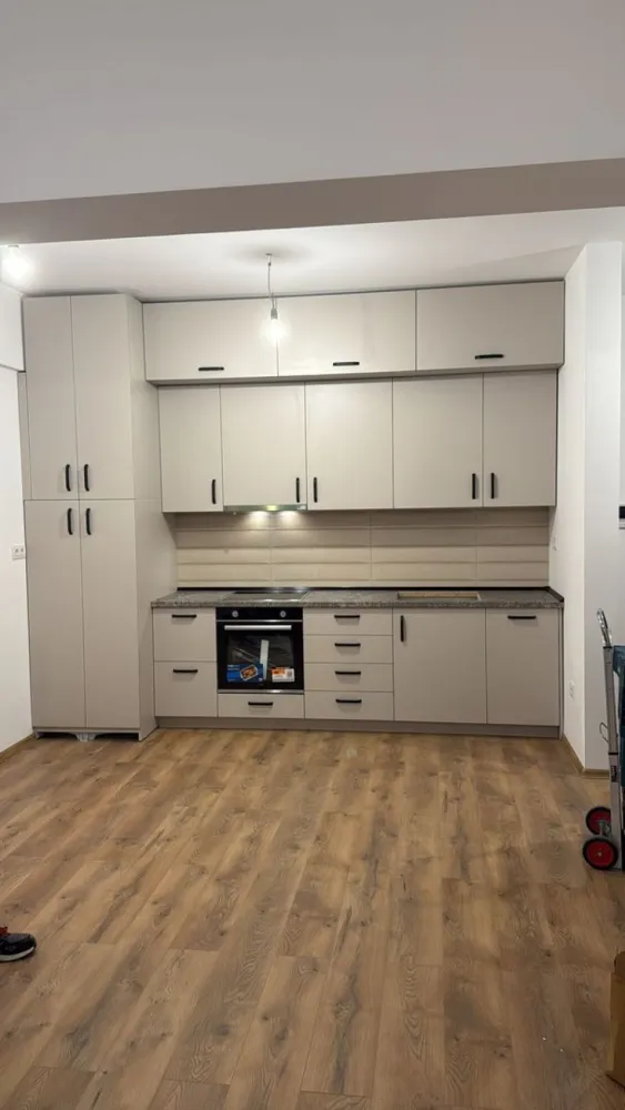 Apartament 2 camere,55mp, 1 parcare privată,zona centrală - De închiriat apartament in bloc NOU, 2 camere decomandat, confort 1, situat în Centru, strada Bartok Bela, suprafață utilă de 55 mp, situat la etajul 4 din 6 oferit de Zap Imobiliare.
 Contact 0774048706 Bogdan
Detalii: 
- 1 living, 1 dormitor, 1 bucătărie, 1 baie,1 hol, 1 balcon
- centrală termică, calorifere, geamuri termopan, ușă metalică.
- masina de spalat rufe, frigider.aragaz, masina de spalat vase,boiler

Proprietatea se află într-o zonă cu un confort deosebit, datorită amplasării în imediata apropiere a tot ceea ce înseamnă viață modernă, și anume: mijloace de transport în comun, magazine, unități de învățământ de toate gradele, piață, parc, bănci, farmacii, s.a.
Locuința se închiriază mobilată și utilată la prețul de 550 Euro negociabil. 
Comisionul perceput este de 50% din valoarea primei chirii si se plateste o singura data in momentul semnarii contractului de inchiriere.
Contact 0774048706 Bogdan
Acest anunț nu corespunde cerințelor tale? Sună la numărul afișat în anunț și unul dintre agenții noștri te va ajuta cu alte oferte personalizate în funcție de cerințele tale.