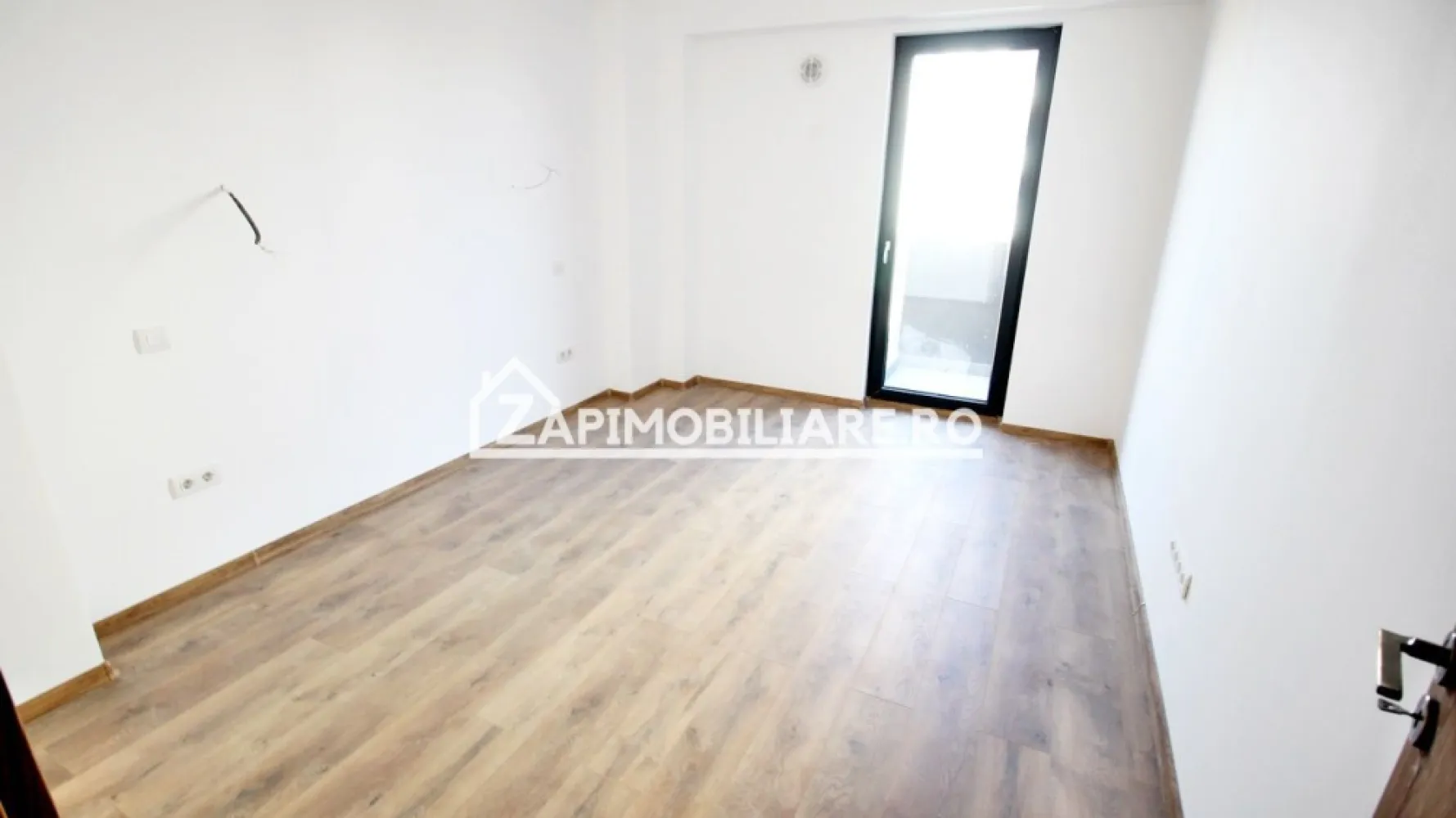 Apartament 2 camere,55mp, 1 parcare privată,zona centrală - De închiriat apartament in bloc NOU, 2 camere decomandat, confort 1, situat în Centru, strada Bartok Bela, suprafață utilă de 55 mp, situat la etajul 4 din 6 oferit de Zap Imobiliare.
 Contact 0774048706 Bogdan
Detalii: 
- 1 living, 1 dormitor, 1 bucătărie, 1 baie,1 hol, 1 balcon
- centrală termică, calorifere, geamuri termopan, ușă metalică.
- masina de spalat rufe, frigider.aragaz, masina de spalat vase,boiler

Proprietatea se află într-o zonă cu un confort deosebit, datorită amplasării în imediata apropiere a tot ceea ce înseamnă viață modernă, și anume: mijloace de transport în comun, magazine, unități de învățământ de toate gradele, piață, parc, bănci, farmacii, s.a.
Locuința se închiriază mobilată și utilată la prețul de 550 Euro negociabil. 
Comisionul perceput este de 50% din valoarea primei chirii si se plateste o singura data in momentul semnarii contractului de inchiriere.
Contact 0774048706 Bogdan
Acest anunț nu corespunde cerințelor tale? Sună la numărul afișat în anunț și unul dintre agenții noștri te va ajuta cu alte oferte personalizate în funcție de cerințele tale.