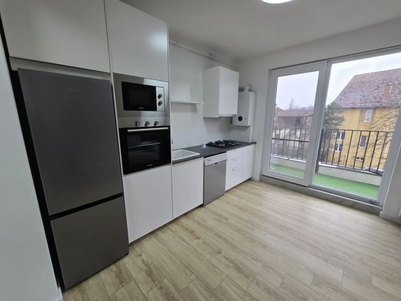 Apartament 3 camere,2 terase,2 băi,95mp,zona Centrală - Contact 0774048706 Bogdan
De vânzare apartament la cheie in bloc NOU, 3 camere,2 băi, 2 terase, 1 dressing, decomandat, confort 1, situat în zona Centrală, strada Papiu Ilarian , suprafață utilă de 62 mp, suprafata construită 95 mp,situat la etajul 2 din 2 oferit de Zap Imobiliare 
Detalii: 
- 1 living cu bucătărie, 2 dormitoare, 2 bai, 1 dressing,2 terase, 1 hol
- centrală termică, calorifere, geamuri termopan, ușă metalică.

Proprietatea se află într-o zonă cu un confort deosebit, datorită amplasării în imediata apropiere a tot ceea ce înseamnă viață modernă, și anume: mijloace de transport în comun, magazine, unități de învățământ de toate gradele, piață, parc, bănci, farmacii, s.a.
Locuința se vinde la cheie la prețul de 157.000 Euro negociabil. Comisionul este ZERO!
Contact 0774048706 Bogdan

Dacă vă place această ofertă - sau pentru alte informații sunați la numărul de contact din anunț! 
Compania Zap Imobiliare vă pune la dispoziție toate informațiile, actele și documentele necesare alături de asistență și consiliere permanentă până la finalizarea achiziției imobiliare. Ne dorim să îți oferim cea mai plăcută experiență, îndeplinim vise cu pereți!