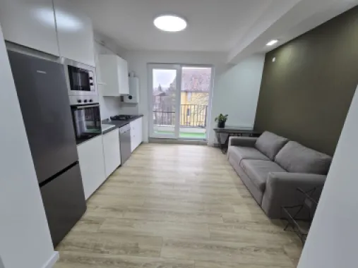Apartament 3 camere,2 terase,2 băi,95mp,zona Centrală