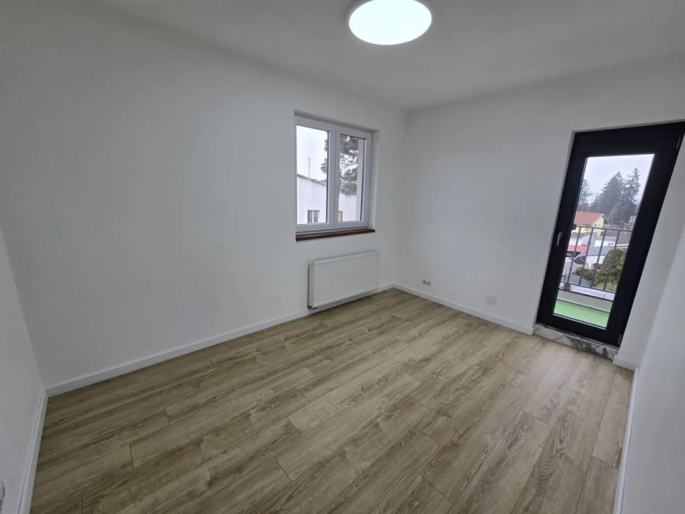 Apartament 3 camere,2 terase,2 băi,95mp,zona Centrală - Contact 0774048706 Bogdan
De vânzare apartament la cheie in bloc NOU, 3 camere,2 băi, 2 terase, 1 dressing, decomandat, confort 1, situat în zona Centrală, strada Papiu Ilarian , suprafață utilă de 62 mp, suprafata construită 95 mp,situat la etajul 2 din 2 oferit de Zap Imobiliare 
Detalii: 
- 1 living cu bucătărie, 2 dormitoare, 2 bai, 1 dressing,2 terase, 1 hol
- centrală termică, calorifere, geamuri termopan, ușă metalică.

Proprietatea se află într-o zonă cu un confort deosebit, datorită amplasării în imediata apropiere a tot ceea ce înseamnă viață modernă, și anume: mijloace de transport în comun, magazine, unități de învățământ de toate gradele, piață, parc, bănci, farmacii, s.a.
Locuința se vinde la cheie la prețul de 157.000 Euro negociabil. Comisionul este ZERO!
Contact 0774048706 Bogdan

Dacă vă place această ofertă - sau pentru alte informații sunați la numărul de contact din anunț! 
Compania Zap Imobiliare vă pune la dispoziție toate informațiile, actele și documentele necesare alături de asistență și consiliere permanentă până la finalizarea achiziției imobiliare. Ne dorim să îți oferim cea mai plăcută experiență, îndeplinim vise cu pereți!