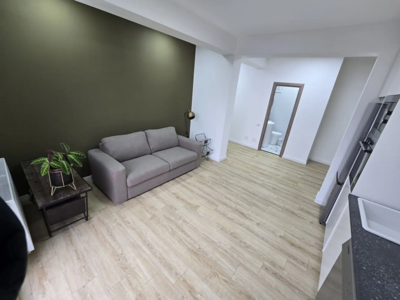 Apartament 3 camere,2 terase,2 băi,95mp,zona Centrală - Contact 0774048706 Bogdan
De vânzare apartament la cheie in bloc NOU, 3 camere,2 băi, 2 terase, 1 dressing, decomandat, confort 1, situat în zona Centrală, strada Papiu Ilarian , suprafață utilă de 62 mp, suprafata construită 95 mp,situat la etajul 2 din 2 oferit de Zap Imobiliare 
Detalii: 
- 1 living cu bucătărie, 2 dormitoare, 2 bai, 1 dressing,2 terase, 1 hol
- centrală termică, calorifere, geamuri termopan, ușă metalică.

Proprietatea se află într-o zonă cu un confort deosebit, datorită amplasării în imediata apropiere a tot ceea ce înseamnă viață modernă, și anume: mijloace de transport în comun, magazine, unități de învățământ de toate gradele, piață, parc, bănci, farmacii, s.a.
Locuința se vinde la cheie la prețul de 157.000 Euro negociabil. Comisionul este ZERO!
Contact 0774048706 Bogdan

Dacă vă place această ofertă - sau pentru alte informații sunați la numărul de contact din anunț! 
Compania Zap Imobiliare vă pune la dispoziție toate informațiile, actele și documentele necesare alături de asistență și consiliere permanentă până la finalizarea achiziției imobiliare. Ne dorim să îți oferim cea mai plăcută experiență, îndeplinim vise cu pereți!