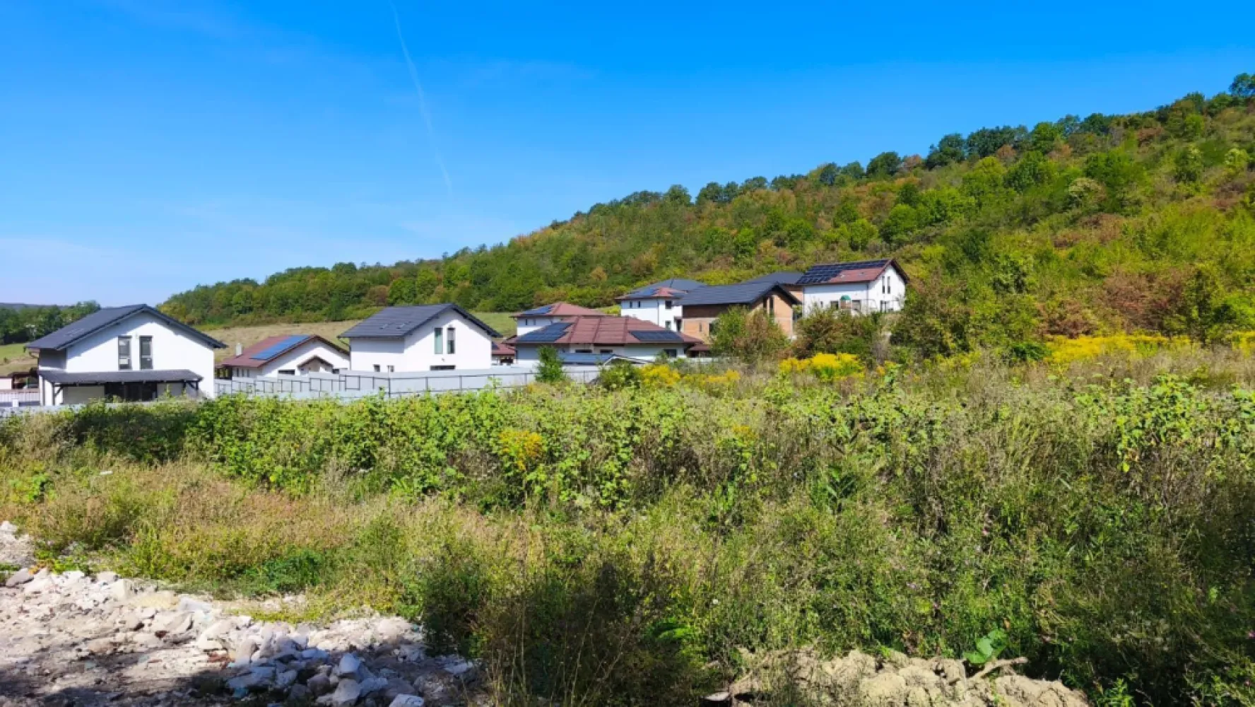 Corunca - 650 mp cu PUZ - zona superba si linistita - Oportunitate de investiție sau construcție într-o zonă în plină dezvoltare!
ID proprietate CP2720919
Contact ⓪⑦②⑥ ②②③ ⑧⑧⑥ Sebastian
▶ Detalii imobil:

● Suprafață totală: 650 mp - Strada Pasareni
● Categoria de folosință: arabil (intravilan) si detine PUZ
● Localizare: Comuna Corunca, jud. Mureș
● Acces: terenul beneficiază de cotă de 67/605 mp din drumul de acces 
● Formă regulată cu laturi de aprox.: 26.111 m – 24.897 m – 26.111 m – 24.897m (conform plan cadastral)
● Servitute de trecere înscrisă asupra parcelei vecine, asigurând acces facil.
● Proprietari: persoana fizica
● Fără sarcini înscrise în cartea funciară.

▶ Terenul este potrivit pentru construcția unei locuințe individuale sau pentru investiție pe termen lung.

📞 Pentru detalii suplimentare și vizionare, vă rugăm să ne contactați. Contact ⓪⑦②⑥ ②②③ ⑧⑧⑥ Sebastian