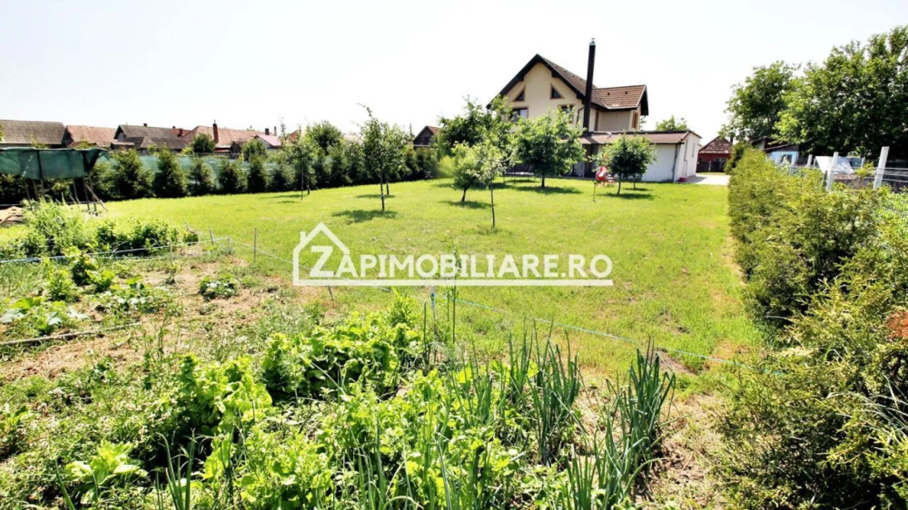 Casa 5 camere, 326mp, 1.253mp teren, 0% comision - Contact 0774048706 Bogdan
De vânzare casă, singur în curte 5 camere situată în Santana De Mures suprafața utilă de 224 mp Utili,suprafata construită de 326mp amplasată pe un teren cu suprafața de 1253 mp, 
Compartimentare:
- la parter: 1 living, 1 bucătărie, 1 baie,1 cămară, 1 birou, 1 cameră tehnică,1 magazie, 2 terase, 1 hol, 1 garaj
- la etaj: 3 dormitoare, 1 baie, 1 dressing, 1 balcon, 1terasă, 1 hol, 1 living

Detalii:
- centrală termică pe gaz + centrală pe lemne, incălzire in pardoseală, geamuri termopan, 
- fundația casei are o adâncime de 1 m, pereții sunt din cărămidă de 40 cm, acoperișul de țiglă, izolată cu polistiren de 10 cm.
- anul construcției 2023

Utilitați:
- curent, apă, gaz, canalizare
- sistem de alarma
- camere de supraveghere
Casa se vinde la cheie mobilată și utilată la prețul de 259.000 Euro negociabil. Comision ZERO!
Contact 0774048706 Bogdan
Daca vă place această ofertă sau pentru alte informații sunați la numărul de contact din anunț! 
Compania Zap Imobiliare vă pune la dispoziție toate actele și documentele necesare alături de asistență și consiliere permanentă până la finalizarea achiziției imobiliare. 
Ne dorim să îți oferim cea mai plăcută experiență, îndeplinim vise cu pereți!
