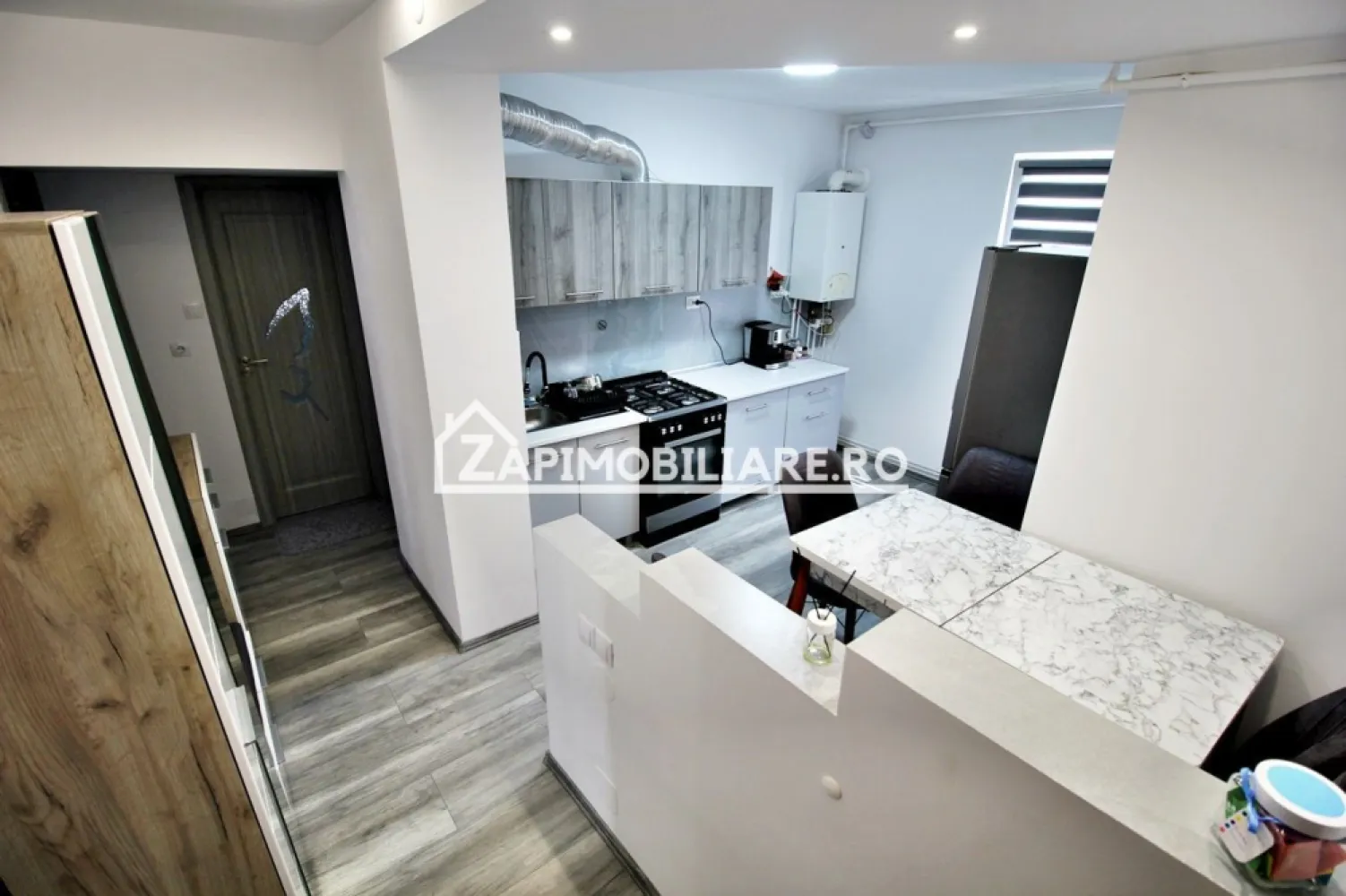 Apartament 2camere,mobilat si utilat,2balcoane,pivnită,garaj - Contact 0774048706 Bogdan
De vânzare apartament 2 camere mobilat si utilat decomandat confort ,1 situat în cartierul Unirii, strada Cicio Pop, suprafață utilă de 58 mp, situat la etajul 3 din 4 oferit de Zap Imobiliare 
Detalii: 
- 1 living, 1 dormitor, 1 bucătărie, 1 baie, 2 balcoane închise, 1 hol, 1 debara, 1 pivnită, 1 parcare acoperită
- centrală termică, calorifere, geamuri termopan, ușă metalică.
- masina de spalat rufe, frigider,aragaz

Proprietatea se află într-o zonă cu un confort deosebit, datorită amplasării în imediata apropiere a tot ceea ce înseamnă viață modernă, și anume: mijloace de transport în comun, magazine, unități de învățământ de toate gradele, piață, parc, bănci, farmacii, s.a.
Locuința se vinde mobilată și utilată la prețul de 118.000 Euro negociabil. Comisionul este ZERO!
Contact 0774048706 Bogdan

Dacă vă place această ofertă - sau pentru alte informații sunați la numărul de contact din anunț! 
Compania Zap Imobiliare vă pune la dispoziție toate informațiile, actele și documentele necesare alături de asistență și consiliere permanentă până la finalizarea achiziției imobiliare. Ne dorim să îți oferim cea mai plăcută experiență, îndeplinim vise cu pereți!