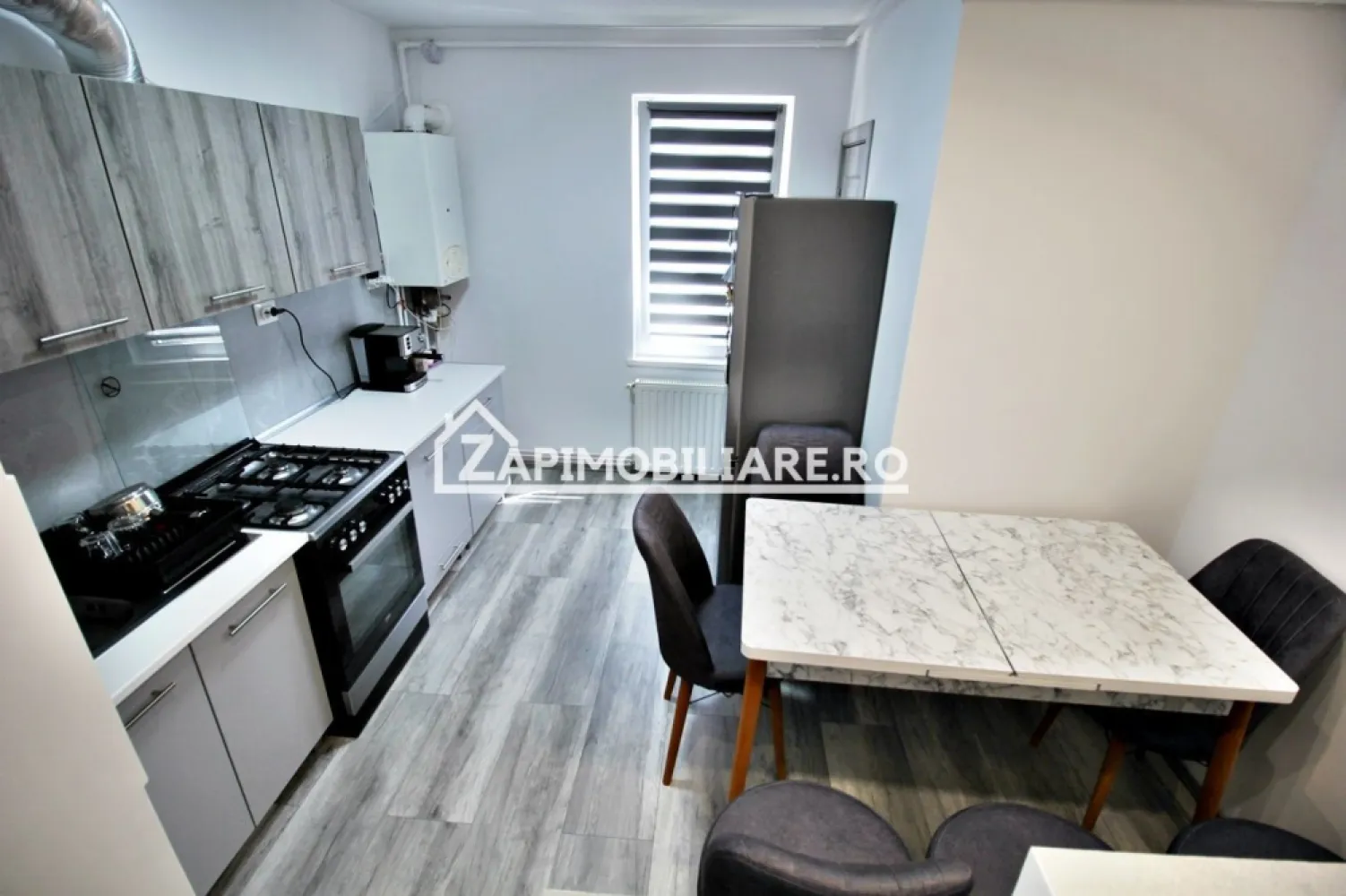 Apartament 2camere,mobilat si utilat,2balcoane,pivnită,garaj - Contact 0774048706 Bogdan
De vânzare apartament 2 camere mobilat si utilat decomandat confort ,1 situat în cartierul Unirii, strada Cicio Pop, suprafață utilă de 58 mp, situat la etajul 3 din 4 oferit de Zap Imobiliare 
Detalii: 
- 1 living, 1 dormitor, 1 bucătărie, 1 baie, 2 balcoane închise, 1 hol, 1 debara, 1 pivnită, 1 parcare acoperită
- centrală termică, calorifere, geamuri termopan, ușă metalică.
- masina de spalat rufe, frigider,aragaz

Proprietatea se află într-o zonă cu un confort deosebit, datorită amplasării în imediata apropiere a tot ceea ce înseamnă viață modernă, și anume: mijloace de transport în comun, magazine, unități de învățământ de toate gradele, piață, parc, bănci, farmacii, s.a.
Locuința se vinde mobilată și utilată la prețul de 118.000 Euro negociabil. Comisionul este ZERO!
Contact 0774048706 Bogdan

Dacă vă place această ofertă - sau pentru alte informații sunați la numărul de contact din anunț! 
Compania Zap Imobiliare vă pune la dispoziție toate informațiile, actele și documentele necesare alături de asistență și consiliere permanentă până la finalizarea achiziției imobiliare. Ne dorim să îți oferim cea mai plăcută experiență, îndeplinim vise cu pereți!
