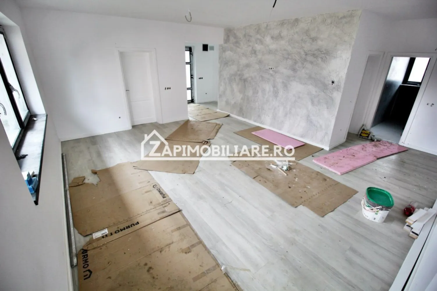 Casa la cheie cu gard,4 camere,2 bai,528mp teren, zona Penny - Contact 0774048706 Bogdan
De vânzare casă pe 1 nivel la cheie cu gard si pavaj, singur în curte 4 camere situată în Corunca zona Penny suprafața utilă de 103 mp amplasată pe un teren cu suprafața de 528 mp,
Compartimentare:
- 1 living, 1 bucătărie, 2 bai, 3 dormitoare, 2 terase
Detalii:
- centrală termică, incălzire in pardoseală, geamuri termopan, ușă metalică.
- fundația casei are o adâncime de 1 m, pereții sunt din cărămidă, acoperișul de țiglă, izolată cu polistiren de 10 cm.
- pod mansardabil, 
- anul construcției 2024
Utilitați:
- curent, apă, gaz, canalizare 

Casa se vinde la cheie cu gard si pavaj, bucatărie mobilată la prețul de 259.000 Euro negociabil. Comision ZERO!
Contact 0774048706 Bogdan
Daca vă place această ofertă sau pentru alte informații sunați la numărul de contact din anunț! 
Compania Zap Imobiliare vă pune la dispoziție toate actele și documentele necesare alături de asistență și consiliere permanentă până la finalizarea achiziției imobiliare. 
Ne dorim să îți oferim cea mai plăcută experiență, îndeplinim vise cu pereți!