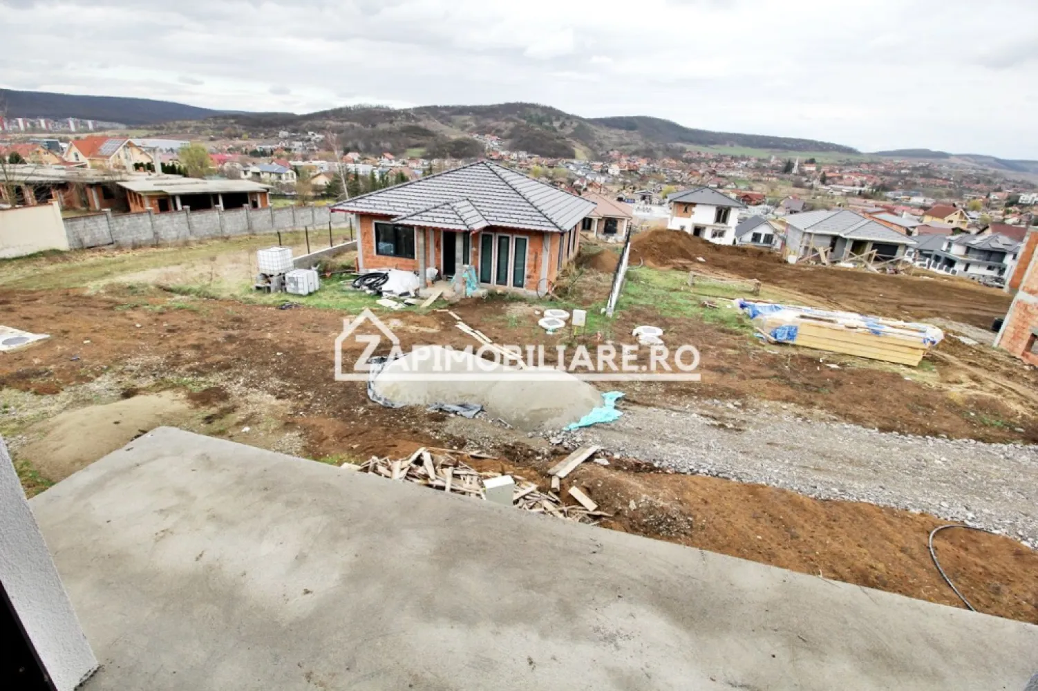 Casa la cheie cu gard,4 camere,2 bai,528mp teren, zona Penny - Contact 0774048706 Bogdan
De vânzare casă pe 1 nivel la cheie cu gard si pavaj, singur în curte 4 camere situată în Corunca zona Penny suprafața utilă de 103 mp amplasată pe un teren cu suprafața de 528 mp,
Compartimentare:
- 1 living, 1 bucătărie, 2 bai, 3 dormitoare, 2 terase
Detalii:
- centrală termică, incălzire in pardoseală, geamuri termopan, ușă metalică.
- fundația casei are o adâncime de 1 m, pereții sunt din cărămidă, acoperișul de țiglă, izolată cu polistiren de 10 cm.
- pod mansardabil, 
- anul construcției 2024
Utilitați:
- curent, apă, gaz, canalizare 

Casa se vinde la cheie cu gard si pavaj, bucatărie mobilată la prețul de 259.000 Euro negociabil. Comision ZERO!
Contact 0774048706 Bogdan
Daca vă place această ofertă sau pentru alte informații sunați la numărul de contact din anunț! 
Compania Zap Imobiliare vă pune la dispoziție toate actele și documentele necesare alături de asistență și consiliere permanentă până la finalizarea achiziției imobiliare. 
Ne dorim să îți oferim cea mai plăcută experiență, îndeplinim vise cu pereți!