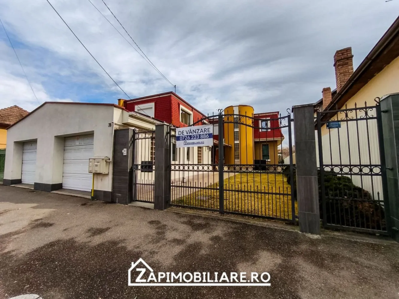 Unirii - Casa Zona Romcab - 400mp - 1259 mp teren - Garaj dublu - piscina - Mentionati ID-ul proprietatii cand apelati: CP2397163
Contact ⓪⑦②⑥ ②②③ ⑧⑧⑥ Sebastian
De vânzare casă, singur în curte , 7 camere situată în cartierul Unirii, suprafața utilă de 400 mp + anexe terasa garaj etc , total aproximativ 600 mp amplasată pe un teren cu suprafața de 1259 mp, 
Compartimentare:
Casa de locuit din cărămidă, având subsol, parter și etaj, este compusă din: 7 camere, 1 bucătărie, 1 cămară, 1 centrală termică, 3 băi, 2 holuri cu scară, 3 sasuri, 1 debara, 1 garderobă, 1 garaj cu 2 boxe, 1 pivniță, 1 terasă și 1 piscină.

Detalii:
- centrală termică, calorifere, geamuri termopan, ușă PVC.
- fundația casei are o adâncime de 2 m, pereții sunt din cărămidă, acoperișul de țiglă izolată cu polistiren de 10 cm.
- pivniță
- piscina
- anul inceperii constructiei 1999, finalizata in 2001

Utilitați:
- curent, apă, gaz, canalizare

Casa se vinde la cheie mobilată si utilata la prețul de 499.999 euro. Comision ZERO pentru cumparator
Contact ⓪⑦②⑥ ②②③ ⑧⑧⑥ Sebastian Daca vă place această ofertă sau pentru alte informații sunați la numărul de contact din anunț!