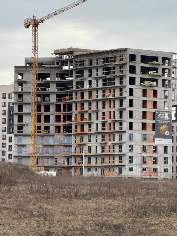 Apartament 1 cameră în bloc NOU - Contact 0774048706 Bogdan
De vânzare apartament semifinisat in bloc nou cu 1 camera decomandat confort 1, situat suprafata utila de 36 mp, oferit de Zap Imobiliare 
Disponibile apartamente cu 2 și 3 camere cu prețuri începând de la 94.500 euro l
Detalii: 
Proprietatea se află într-o zonă cu un confort deosebit, datorită amplasării în imediata apropiere a tot ceea ce înseamnă viață modernă, și anume: mijloace de transport în comun, magazine, unități de învățământ de toate gradele, piață, parc, bănci, farmacii, s.a.
Prețul este de 68.400 Euro + tva Comisionul este ZERO!
 Comisionul este ZERO!
Contact 0774048706 Bogdan
Dacă vă place această ofertă - sau pentru alte informații sunați la numărul de contact din anunț! 
Compania Zap Imobiliare vă pune la dispoziție toate informațiile, actele și documentele necesare alături de asistență și consiliere permanentă până la finalizarea achiziției imobiliare. Ne dorim să îți oferim cea mai plăcută experiență, îndeplinim vise cu pereți!