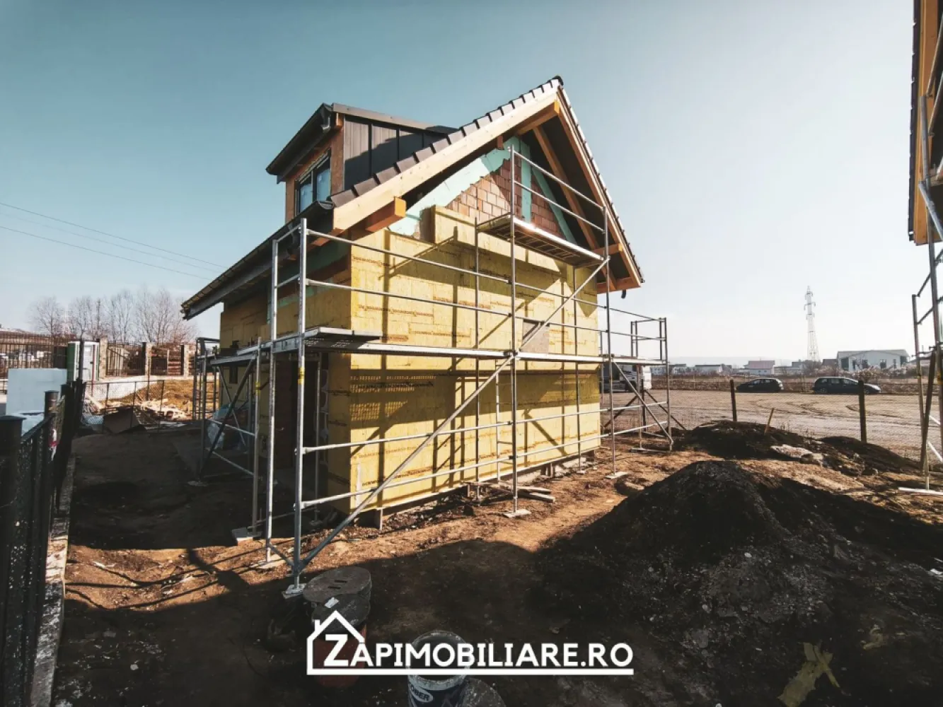 Casa Individuala 135 mp cu garaj - Unirii - Voinicenilor - Mentionati ID-ul proprietatii cand apelati: CP2255004
Comision ZERO pentru cumparator!
Contact ⓪⑦②⑥ ②②③ ⑧⑧⑥ Sebastian
De vanzare două case single, amplasate pe un drum privat într-o zonă superbă, unde te vei bucura de liniște, spațiu și lumina naturală! 
Fiecare locuință dispune de o parcelă de 350 mp și o suprafață utilă de 135 mp, gândită inteligent pentru confortul tău.

Detalii importante:

* Proiect 2024: Casele sunt în curs de construire și vor fi predate la stadiul semifinisat, pentru a-ți oferi libertatea de a le personaliza după gust.
* Toate utilitățile sunt asigurate: curent, gaz, apă și canalizare.

Predare semifinisată – gata pentru a fi transformate în „acasă”

* Exterior complet finisat: izolație termică din polistiren, tencuială decorativă, jgheaburi și burlane montate, ferestre termopan de calitate superioară și ușă de acces principal. Ușa de la garaj va fi montată și poate fi automatizată la cerere.
* Interior configurat pentru confort maxim:
* Rețelele de energie electrică sunt deja instalate, cu prize și întrerupătoare în toate încăperile.
* Încălzire în pardoseală, atât la parter, cât și la etaj, perfectă pentru confort în sezonul rece.
* Rețele sanitare poziționate pentru baie, garaj și bucătărie, cu spații pregătite pentru montarea obiectelor sanitare.
* Pereți tencuiți și gletuiți, pregătiți pentru vopsit, în așteptarea paletei de culori alese de tine.
* Spațiile pentru uși interioare sunt deja pregătite pentru instalare.

Terasă, curte și grădină – un cadru perfect pentru relaxare

* Terasa exterioară se poate personaliza la mărimea dorită și chiar repoziționa în funcție de cerințe
* Curtea e gândită pentru a fi ușor de întreținut, fiind parte a unui teren perfect drept, fără denivelări
* Accesul pietonal și cel pentru garaj vor fi pavate cu dale gri elegante.
* Porțile de acces pot fi personalizate după preferințele tale.
Costuri 

Total: 164500 euro 
Contact ⓪⑦②⑥ ②②③ ⑧⑧⑥ Sebastian