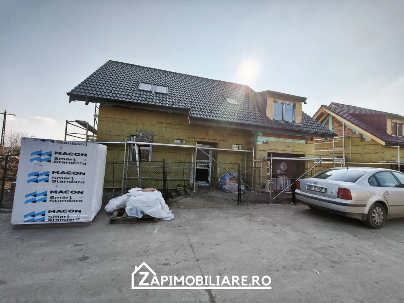 Casa Individuala 135 mp cu garaj - Unirii - Voinicenilor - Mentionati ID-ul proprietatii cand apelati: CP2255004
Comision ZERO pentru cumparator!
Contact ⓪⑦②⑥ ②②③ ⑧⑧⑥ Sebastian
De vanzare două case single, amplasate pe un drum privat într-o zonă superbă, unde te vei bucura de liniște, spațiu și lumina naturală! 
Fiecare locuință dispune de o parcelă de 350 mp și o suprafață utilă de 135 mp, gândită inteligent pentru confortul tău.

Detalii importante:

* Proiect 2024: Casele sunt în curs de construire și vor fi predate la stadiul semifinisat, pentru a-ți oferi libertatea de a le personaliza după gust.
* Toate utilitățile sunt asigurate: curent, gaz, apă și canalizare.

Predare semifinisată – gata pentru a fi transformate în „acasă”

* Exterior complet finisat: izolație termică din polistiren, tencuială decorativă, jgheaburi și burlane montate, ferestre termopan de calitate superioară și ușă de acces principal. Ușa de la garaj va fi montată și poate fi automatizată la cerere.
* Interior configurat pentru confort maxim:
* Rețelele de energie electrică sunt deja instalate, cu prize și întrerupătoare în toate încăperile.
* Încălzire în pardoseală, atât la parter, cât și la etaj, perfectă pentru confort în sezonul rece.
* Rețele sanitare poziționate pentru baie, garaj și bucătărie, cu spații pregătite pentru montarea obiectelor sanitare.
* Pereți tencuiți și gletuiți, pregătiți pentru vopsit, în așteptarea paletei de culori alese de tine.
* Spațiile pentru uși interioare sunt deja pregătite pentru instalare.

Terasă, curte și grădină – un cadru perfect pentru relaxare

* Terasa exterioară se poate personaliza la mărimea dorită și chiar repoziționa în funcție de cerințe
* Curtea e gândită pentru a fi ușor de întreținut, fiind parte a unui teren perfect drept, fără denivelări
* Accesul pietonal și cel pentru garaj vor fi pavate cu dale gri elegante.
* Porțile de acces pot fi personalizate după preferințele tale.
Costuri 

Total: 164500 euro 
Contact ⓪⑦②⑥ ②②③ ⑧⑧⑥ Sebastian