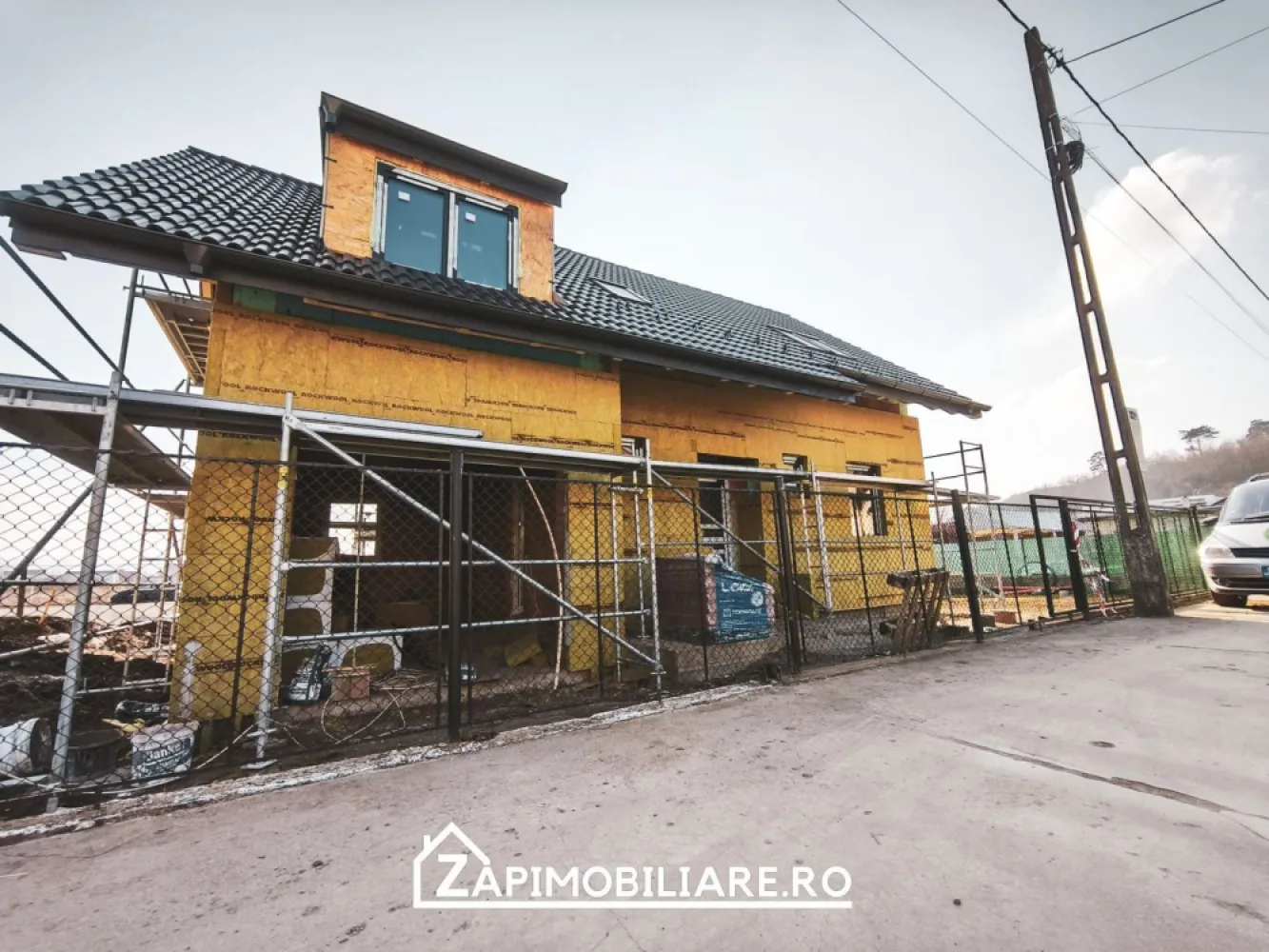 Casa Individuala 135 mp cu garaj - Unirii - Voinicenilor - Mentionati ID-ul proprietatii cand apelati: CP2255004
Comision ZERO pentru cumparator!
Contact ⓪⑦②⑥ ②②③ ⑧⑧⑥ Sebastian
De vanzare două case single, amplasate pe un drum privat într-o zonă superbă, unde te vei bucura de liniște, spațiu și lumina naturală! 
Fiecare locuință dispune de o parcelă de 350 mp și o suprafață utilă de 135 mp, gândită inteligent pentru confortul tău.

Detalii importante:

* Proiect 2024: Casele sunt în curs de construire și vor fi predate la stadiul semifinisat, pentru a-ți oferi libertatea de a le personaliza după gust.
* Toate utilitățile sunt asigurate: curent, gaz, apă și canalizare.

Predare semifinisată – gata pentru a fi transformate în „acasă”

* Exterior complet finisat: izolație termică din polistiren, tencuială decorativă, jgheaburi și burlane montate, ferestre termopan de calitate superioară și ușă de acces principal. Ușa de la garaj va fi montată și poate fi automatizată la cerere.
* Interior configurat pentru confort maxim:
* Rețelele de energie electrică sunt deja instalate, cu prize și întrerupătoare în toate încăperile.
* Încălzire în pardoseală, atât la parter, cât și la etaj, perfectă pentru confort în sezonul rece.
* Rețele sanitare poziționate pentru baie, garaj și bucătărie, cu spații pregătite pentru montarea obiectelor sanitare.
* Pereți tencuiți și gletuiți, pregătiți pentru vopsit, în așteptarea paletei de culori alese de tine.
* Spațiile pentru uși interioare sunt deja pregătite pentru instalare.

Terasă, curte și grădină – un cadru perfect pentru relaxare

* Terasa exterioară se poate personaliza la mărimea dorită și chiar repoziționa în funcție de cerințe
* Curtea e gândită pentru a fi ușor de întreținut, fiind parte a unui teren perfect drept, fără denivelări
* Accesul pietonal și cel pentru garaj vor fi pavate cu dale gri elegante.
* Porțile de acces pot fi personalizate după preferințele tale.
Costuri 

Total: 164500 euro 
Contact ⓪⑦②⑥ ②②③ ⑧⑧⑥ Sebastian