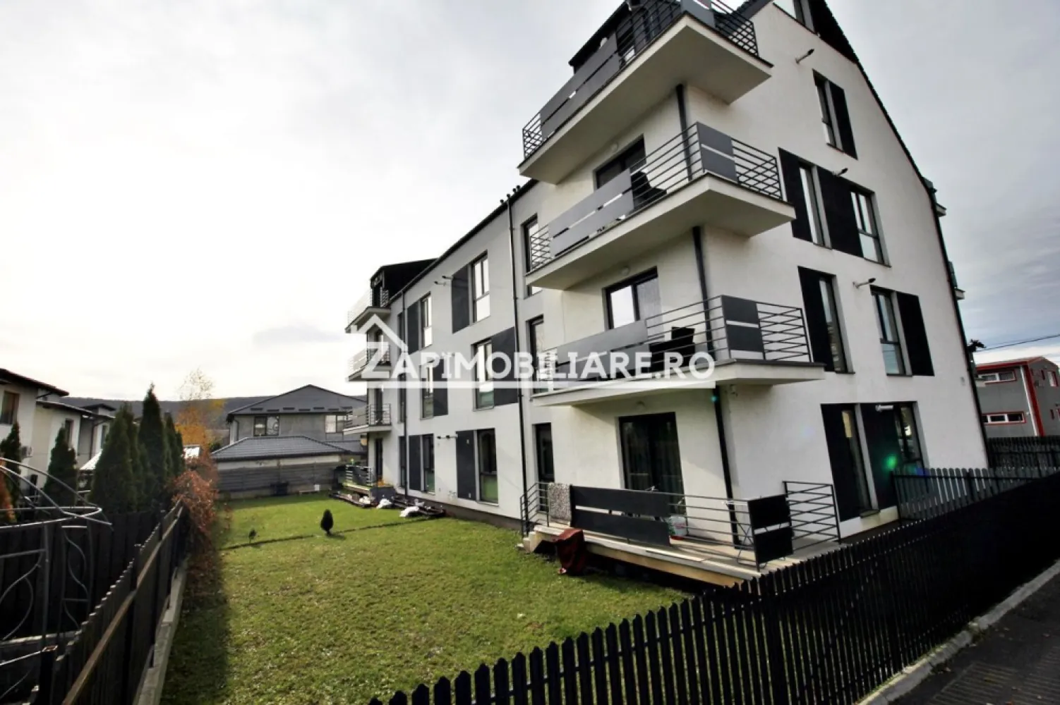 Apartament 2 camere la cheie,53mp+balcon tva de21% inclus - Contact 0774048706 Bogdan
De vânzare apartament la cheie 2 camere decomandat confort 1, situat în Livezeni aproape de viitorul Spital UMFST , suprafață utilă de 53 mp,+ balcon situat la etajul 3 din 3 oferit de Zap Imobiliare 
Detalii: 
- 1 living, 1 dormitor, 1 bucătărie, 1 baie, 1 balcon, 1 hol
- centrală termică, incălzire in pardoseală, geamuri tripan, ușă metalică.
- apartamentul cu suprafața de 52 mp utili + balcon 5 mp se vinde la cheie la prețul 79.500 euro tva de 21% inclus în preț.
Disponibil apartament 2 camere et 3 cu suprafața utilă la prețul de 87.500 euro tva inclus in pret 
- Locuri de parcare alocate pentru fiecare apartament la prețul de 5000 euro + 19% TVA
Proprietatea se află într-o zonă cu un confort deosebit, datorită amplasării în imediata apropiere a tot ceea ce înseamnă viață modernă, și anume: mijloace de transport în comun, magazine, unități de învățământ de toate gradele, piață, parc, bănci, farmacii, s.a.
Locuința se vinde la cheie la prețul de 89.500 Euro negociabil. Tva de 21% inclus în preț Comisionul este ZERO!
Contact 0774048706 Bogdan
Dacă vă place această ofertă - sau pentru alte informații sunați la numărul de contact din anunț! 
Compania Zap Imobiliare vă pune la dispoziție toate informațiile, actele și documentele necesare alături de asistență și consiliere permanentă până la finalizarea achiziției imobiliare. Ne dorim să îți oferim cea mai plăcută experiență, îndeplinim vise cu pereți!