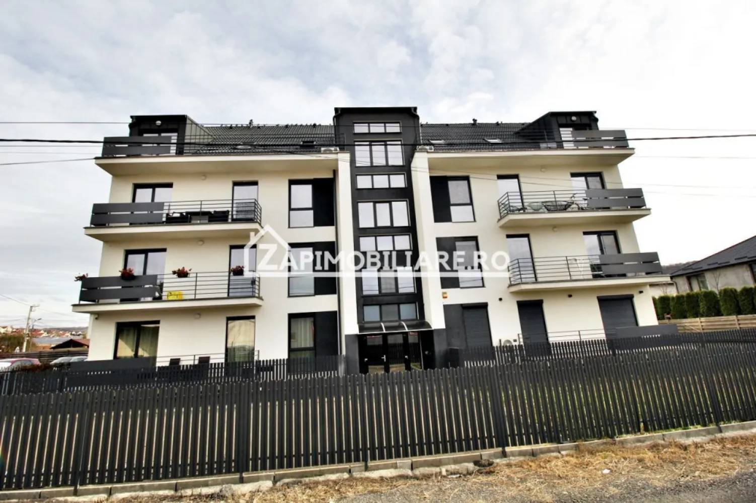 Apartament 2 camere la cheie,53mp+balcon tva de21% inclus - Contact 0774048706 Bogdan
De vânzare apartament la cheie 2 camere decomandat confort 1, situat în Livezeni aproape de viitorul Spital UMFST , suprafață utilă de 53 mp,+ balcon situat la etajul 3 din 3 oferit de Zap Imobiliare 
Detalii: 
- 1 living, 1 dormitor, 1 bucătărie, 1 baie, 1 balcon, 1 hol
- centrală termică, incălzire in pardoseală, geamuri tripan, ușă metalică.
- apartamentul cu suprafața de 52 mp utili + balcon 5 mp se vinde la cheie la prețul 79.500 euro tva de 21% inclus în preț.
Disponibil apartament 2 camere et 3 cu suprafața utilă la prețul de 87.500 euro tva inclus in pret 
- Locuri de parcare alocate pentru fiecare apartament la prețul de 5000 euro + 19% TVA
Proprietatea se află într-o zonă cu un confort deosebit, datorită amplasării în imediata apropiere a tot ceea ce înseamnă viață modernă, și anume: mijloace de transport în comun, magazine, unități de învățământ de toate gradele, piață, parc, bănci, farmacii, s.a.
Locuința se vinde la cheie la prețul de 89.500 Euro negociabil. Tva de 21% inclus în preț Comisionul este ZERO!
Contact 0774048706 Bogdan
Dacă vă place această ofertă - sau pentru alte informații sunați la numărul de contact din anunț! 
Compania Zap Imobiliare vă pune la dispoziție toate informațiile, actele și documentele necesare alături de asistență și consiliere permanentă până la finalizarea achiziției imobiliare. Ne dorim să îți oferim cea mai plăcută experiență, îndeplinim vise cu pereți!