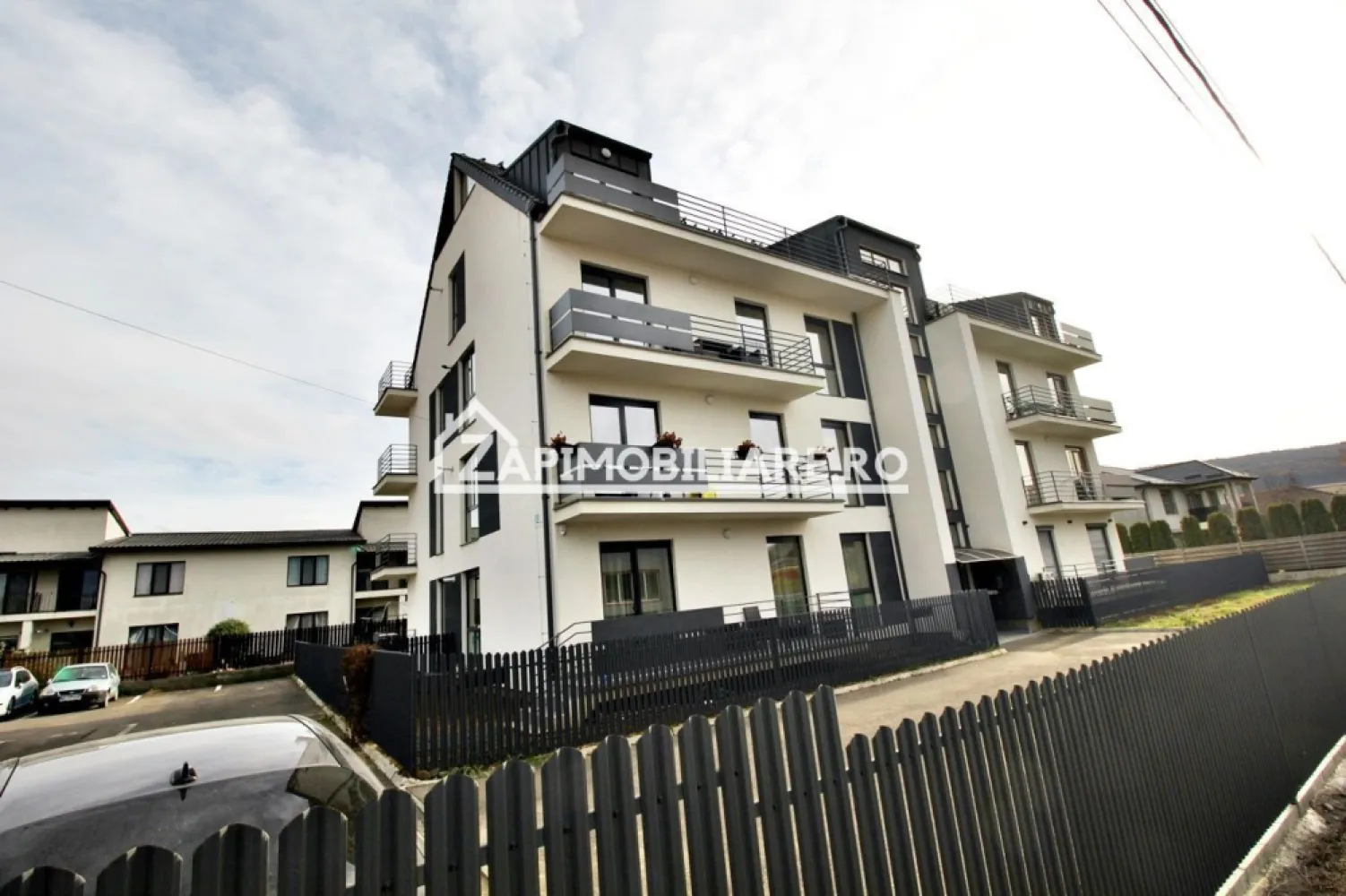 Apartament 2 camere la cheie,53mp+balcon tva de21% inclus - Contact 0774048706 Bogdan
De vânzare apartament la cheie 2 camere decomandat confort 1, situat în Livezeni aproape de viitorul Spital UMFST , suprafață utilă de 53 mp,+ balcon situat la etajul 3 din 3 oferit de Zap Imobiliare 
Detalii: 
- 1 living, 1 dormitor, 1 bucătărie, 1 baie, 1 balcon, 1 hol
- centrală termică, incălzire in pardoseală, geamuri tripan, ușă metalică.
- apartamentul cu suprafața de 52 mp utili + balcon 5 mp se vinde la cheie la prețul 79.500 euro tva de 21% inclus în preț.
Disponibil apartament 2 camere et 3 cu suprafața utilă la prețul de 87.500 euro tva inclus in pret 
- Locuri de parcare alocate pentru fiecare apartament la prețul de 5000 euro + 19% TVA
Proprietatea se află într-o zonă cu un confort deosebit, datorită amplasării în imediata apropiere a tot ceea ce înseamnă viață modernă, și anume: mijloace de transport în comun, magazine, unități de învățământ de toate gradele, piață, parc, bănci, farmacii, s.a.
Locuința se vinde la cheie la prețul de 89.500 Euro negociabil. Tva de 21% inclus în preț Comisionul este ZERO!
Contact 0774048706 Bogdan
Dacă vă place această ofertă - sau pentru alte informații sunați la numărul de contact din anunț! 
Compania Zap Imobiliare vă pune la dispoziție toate informațiile, actele și documentele necesare alături de asistență și consiliere permanentă până la finalizarea achiziției imobiliare. Ne dorim să îți oferim cea mai plăcută experiență, îndeplinim vise cu pereți!