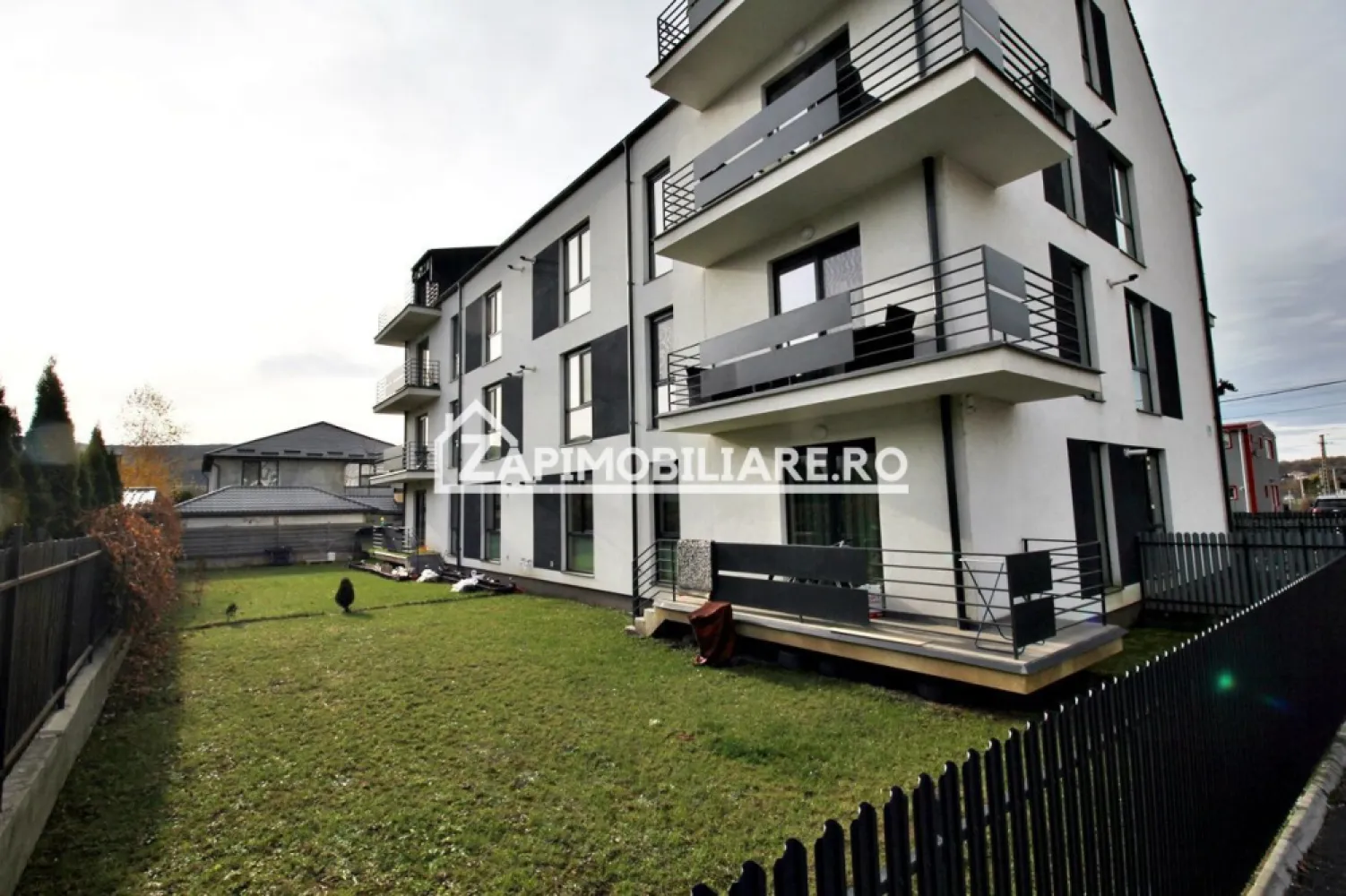 Apartament 2 camere la cheie,53mp+balcon tva de21% inclus - Contact 0774048706 Bogdan
De vânzare apartament la cheie 2 camere decomandat confort 1, situat în Livezeni aproape de viitorul Spital UMFST , suprafață utilă de 53 mp,+ balcon situat la etajul 3 din 3 oferit de Zap Imobiliare 
Detalii: 
- 1 living, 1 dormitor, 1 bucătărie, 1 baie, 1 balcon, 1 hol
- centrală termică, incălzire in pardoseală, geamuri tripan, ușă metalică.
- apartamentul cu suprafața de 52 mp utili + balcon 5 mp se vinde la cheie la prețul 79.500 euro tva de 21% inclus în preț.
Disponibil apartament 2 camere et 3 cu suprafața utilă la prețul de 87.500 euro tva inclus in pret 
- Locuri de parcare alocate pentru fiecare apartament la prețul de 5000 euro + 19% TVA
Proprietatea se află într-o zonă cu un confort deosebit, datorită amplasării în imediata apropiere a tot ceea ce înseamnă viață modernă, și anume: mijloace de transport în comun, magazine, unități de învățământ de toate gradele, piață, parc, bănci, farmacii, s.a.
Locuința se vinde la cheie la prețul de 89.500 Euro negociabil. Tva de 21% inclus în preț Comisionul este ZERO!
Contact 0774048706 Bogdan
Dacă vă place această ofertă - sau pentru alte informații sunați la numărul de contact din anunț! 
Compania Zap Imobiliare vă pune la dispoziție toate informațiile, actele și documentele necesare alături de asistență și consiliere permanentă până la finalizarea achiziției imobiliare. Ne dorim să îți oferim cea mai plăcută experiență, îndeplinim vise cu pereți!