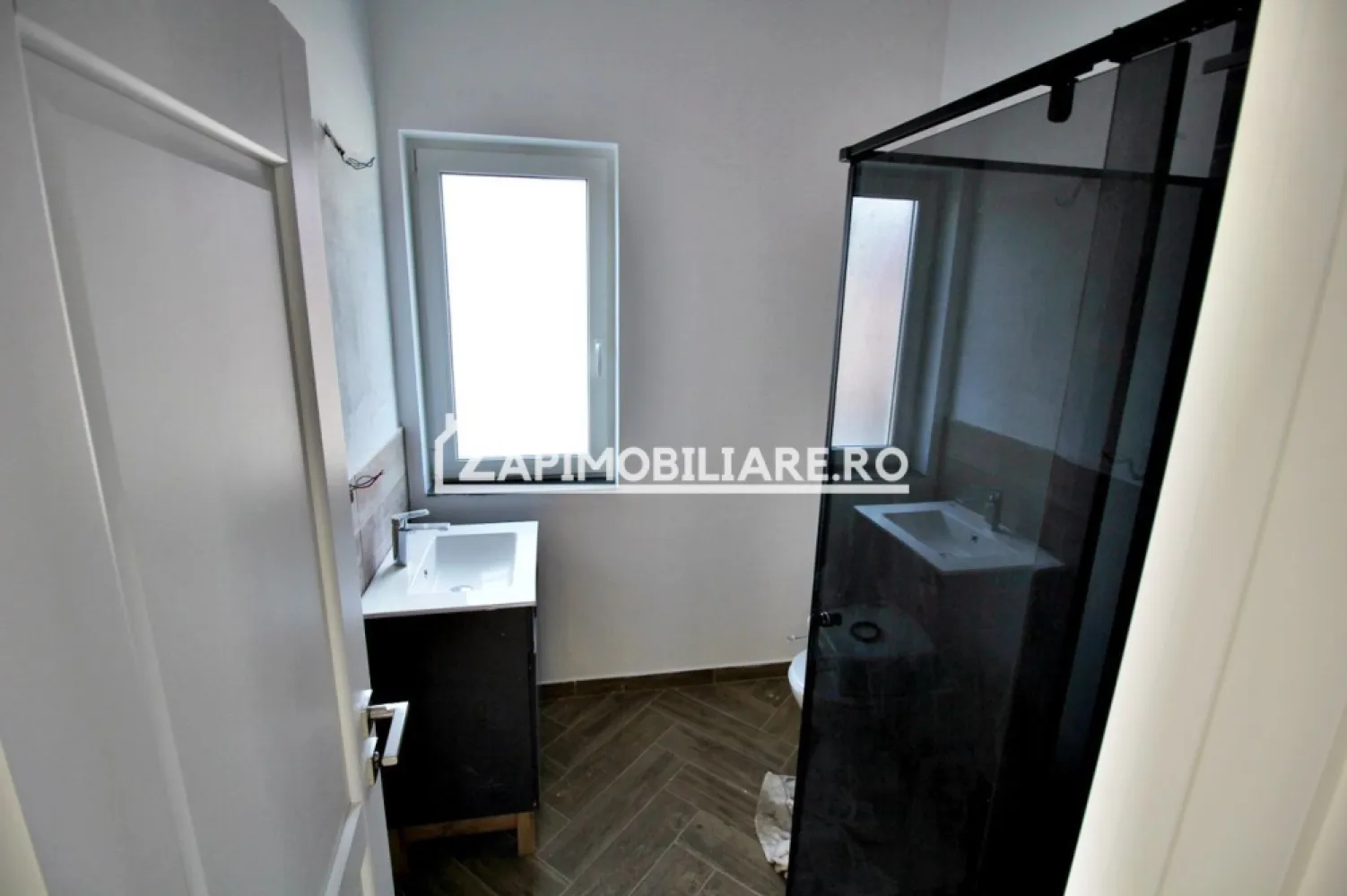 Casa 5 camere la cheie 175mp,520mp teren,mobilată și utilată - Contact 0774048706 Bogdan
De vânzare casă D-P Premium la cheie mobilată și utilată, singur în curte 5 camere situată în Corunca zona Penny suprafața utilă de 175 mp amplasată pe un teren cu suprafața de 520 mp, 
Compartimentare:
- la demisol 1 garaj, 1 pivnită, 60 mp
- la parter: 1 living, 1 bucătărie, 2 băi,3 dormitoare, 1 terasă, 1 foisor acoperit
- gard, pavaj,poarta si usă garaj automatizate, gazon, sistem de irigatie, plante ornamentale ,foisor acoperit, video interfon incluse in pret
Detalii:
- centrală termică, calorifere, geamuri tripan
- fundația casei are o adâncime de 1 m, pereții sunt din cărămidă, acoperișul de țiglă izolată cu polistiren de 10 cm.
- pivniță, pod mansardabil, 
- anul construcției 2024
- disponibila casă la cheie cu gard,porti,pavaj,gazon,, suprafata utilă de 185 mp 960 mp teren,la pretul de 360.000 euro tva de 21 % inclus în preț 
Utilitați:
- curent, apă, gaz, canalizare

Casa se vinde la cheie mobilată și utilată cu garg , pavaj, gazon la prețul de 291.000 Euro + tva.Comision ZERO!
Contact 0774048706 Bogdan
Daca vă place această ofertă sau pentru alte informații sunați la numărul de contact din anunț! 
Compania Zap Imobiliare vă pune la dispoziție toate actele și documentele necesare alături de asistență și consiliere permanentă până la finalizarea achiziției imobiliare. 
Ne dorim să îți oferim cea mai plăcută experiență, îndeplinim vise cu pereți!