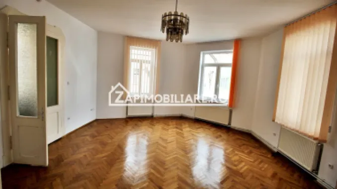 Casa 5 camere,3 băi,180 mp.teren 371 mp.Central