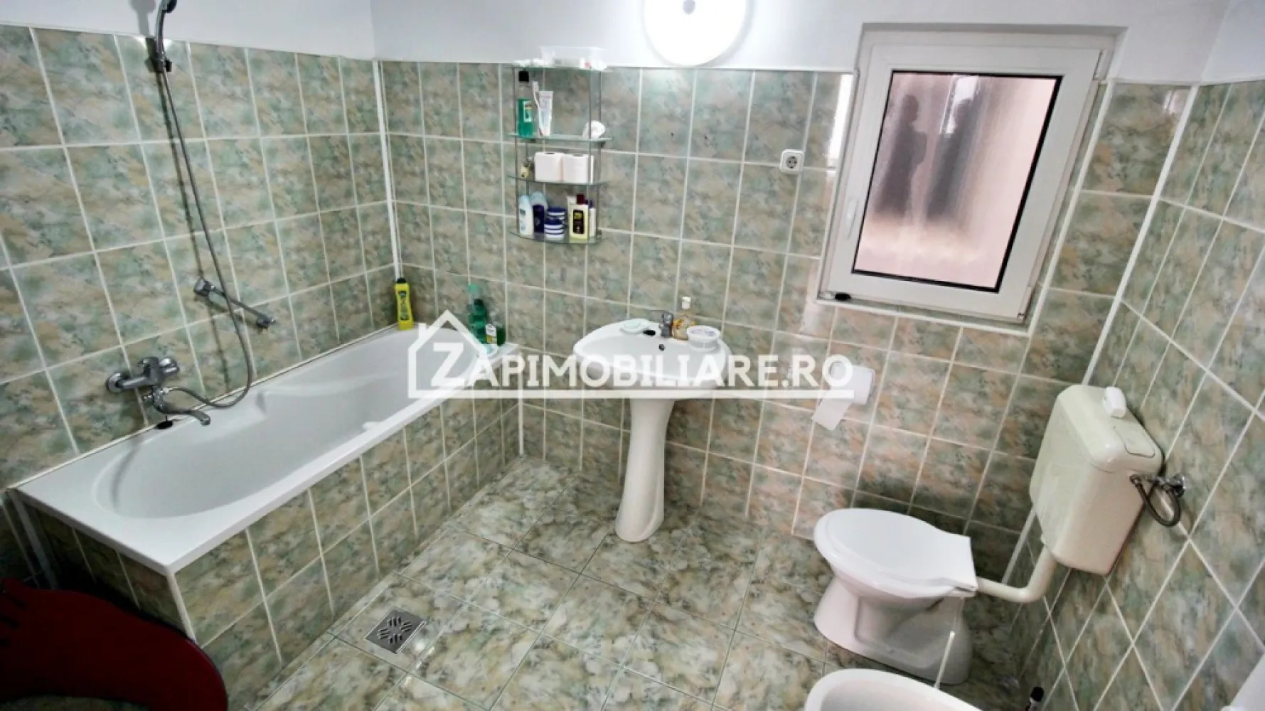 Casa 5 camere,3 băi,180 mp.teren 371 mp.Central - De vânzare casa 3 camere ,2băi, 1 hol,1 debara ,teren 371 mp + 1 apartament cu 1 camera ,1 baie ,1 bucatarie,1 parcare, pod mansardabil situata în zona Centrală ideal pentru sedii firme, punct de lucru, birouri,cabinet medical, salon și locuit 
Casa se vinde la prețul de 375.000 euro.negociabil Comision ZERO 
Acest anunț nu corespunde cerințelor tale? Sună la numărul afișat în anunț și unul dintre agenții noștri te va ajuta cu alte oferte personalizate în funcție de cerințele tale.
Contact 077 4048706 Bogdan