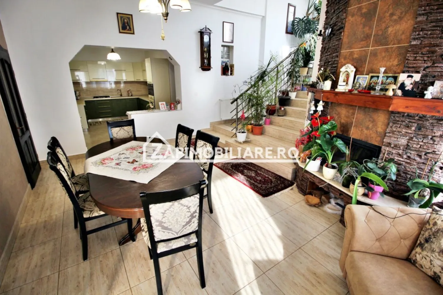 Casa 8 camere,4 bai,482mp,1.100mp teren,2 garaje,0% comision - Contact 0774048706 Bogdan
De vânzare casă, singur în curte, 8 camere, 4 bai, 2 garaje, 1 pivnită, 2 bucătării,situată în Santana de Mures, suprafața construită de 482 mp.suprafata utilă de 372 mp amplasată pe un teren cu suprafața de 1.100 mp, 
Compartimentare:
- la demisol 1 pivnită 20 mp
- la parter: 2 livinguri, 2 bucătării, 2 băi,2 dormitoare,1 dressing, 1 debara, 1 cămară,2 garaje, 1 magazie,1 terasă
- la etaj: 4 dormitoare, 2 băi, 1, hol
- zonă Centrală 
- ideal si pentru spațiu comercial,cabinet medical,birouri 
Detalii:
- centrală termică pe gaz + centrală pe lemne,pufar de 1.000 litri,calorifere, semineu,geamuri termopan, 
- fundația casei are o adâncime de 1 m, pereții sunt din cărămidă, acoperișul de tablă, izolată cu polistiren de 10 cm.
- pivniță
Utilitați:
- curent, apă, gaz, canalizare
- sistem de supraveghere, alarmă, usi garaj automatizate
- in curte este amenajat un solar, 1 magazie pentru lemne, + anexe
Casa se vinde la cheie , partial mobilată și utilată la prețul de 397.000 Euro negociabil. Comision ZERO!
Contact 0774048706 Bogdan
Se acceptă și schimb cu apartament 
Daca vă place această ofertă sau pentru alte informații sunați la numărul de contact din anunț! 
Compania Zap Imobiliare vă pune la dispoziție toate actele și documentele necesare alături de asistență și consiliere permanentă până la finalizarea achiziției imobiliare. 
Ne dorim să îți oferim cea mai plăcută experiență, îndeplinim vise cu pereți!