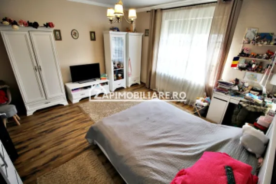 Casa 8 camere,4 bai,482mp,1.100mp teren,2 garaje,0% comision