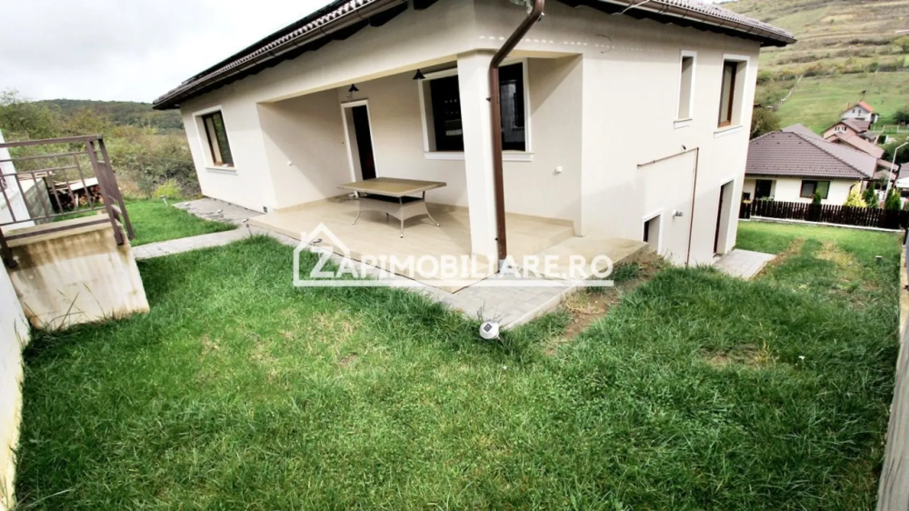 Casă la cheie D-P. mobilată si utilată teren 600 mp - Contact 0774048706 Bogdan
De vanzare sau de închiriat casă pe 1 nivel ,la cheie cu drum asfaltat pană in fata casei singur în curte, 4 camere situată în Sancraiu de Mures suprafața utilă de 150 mp amplasată pe un teren cu suprafața de 600 mp, 
Compartimentare:
- la parter: 100 mp. 1 living, 1 bucătărie, 2 băi, 2 dormitoare, 1 dressing, 1 hol, 1 terasă acoperită.
- la demisol 100 mp. 1 crama, 1 baie , 1 pivnită, 1 camară
Detalii:
- centrală termică, calorifere, geamuri termopan,
- fundația casei are o adâncime de 1 m, pereții sunt din cărămidă, acoperișul de țiglă ,izolată cu polistiren de 10 cm.
- anul construcției 2020
- curte amenajată cu gazon si pavaj
Utilitați:
- curent, apă, gaz, canalizare
- panouri fotovoltaice
Casa se vinde mobilată și utilată la prețul de 320.000 Euro negociabil. Comision Zero!
Prețul la inchiriere 1200 euro .Comision 50% din prima chirie. 
Contact 0774048706 Bogdan
Daca vă place această ofertă sau pentru alte informații sunați la numărul de contact din anunț! 
Compania Zap Imobiliare vă pune la dispoziție toate actele și documentele necesare alături de asistență și consiliere permanentă până la finalizarea achiziției imobiliare. 
Ne dorim să îți oferim cea mai plăcută experiență, îndeplinim vise cu pereți!