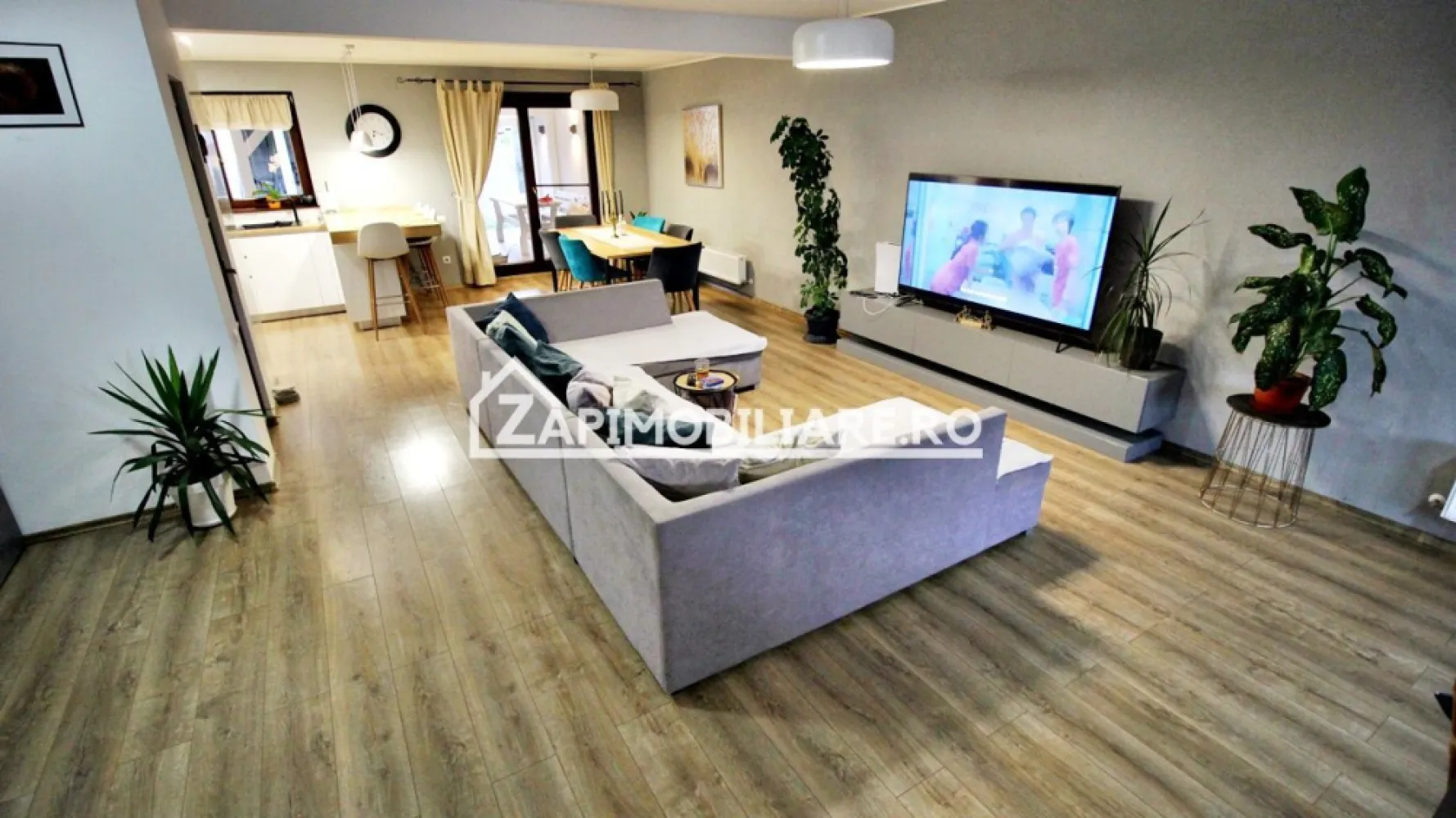 Casa 5 camere mobilată,D-P-E-M 200mp,300mp teren,schimb - Contact 0774048706 Bogdan
De vânzare sau schimb casă la cheie tip Duplex mobilată si utilată, singur în curte 5 camere 2 băi, 2 bucătării, 1 pivnită, situată în cartierul Unirii suprafața utilă de 200 mp amplasată pe un teren cu suprafața de 300 mp, 
Compartimentare:
- la demisol 1 bucătărie. 1 pivnită
- la parter: 1 living, 1 bucătărie, 1 baie,1 cămară, 1 terasă acoperită, 1 magazie , 1 hol, 6 locuri de parcare
- la etajul 1: 3 dormitoare, 1 baie, 2 balcoane,1 hol
- la mansardă 1 dormitor, 1 dressing, 1 hol,2 spatii de depozitare
Se accepta schimb cu apartament 
Detalii:
- centrală termică, calorifere, geamuri termopan, 
- fundația casei are o adâncime de 1 m, pereții sunt din cărămidă, acoperișul de țiglă izolată cu polistiren de 10 cm.
- pivniță, loc pentru saună si salină
- anul construcției 2019

Utilitați:
- curent, apă, gaz, canalizare/ fosă septică.
Casa se vinde la cheie mobilată și utilată la prețul de 279.000 Euro negociabil. Comision ZERO!
Contact 0774048706 Bogdan
Daca vă place această ofertă sau pentru alte informații sunați la numărul de contact din anunț! 
Compania Zap Imobiliare vă pune la dispoziție toate actele și documentele necesare alături de asistență și consiliere permanentă până la finalizarea achiziției imobiliare. 
Ne dorim să îți oferim cea mai plăcută experiență, îndeplinim vise cu pereți