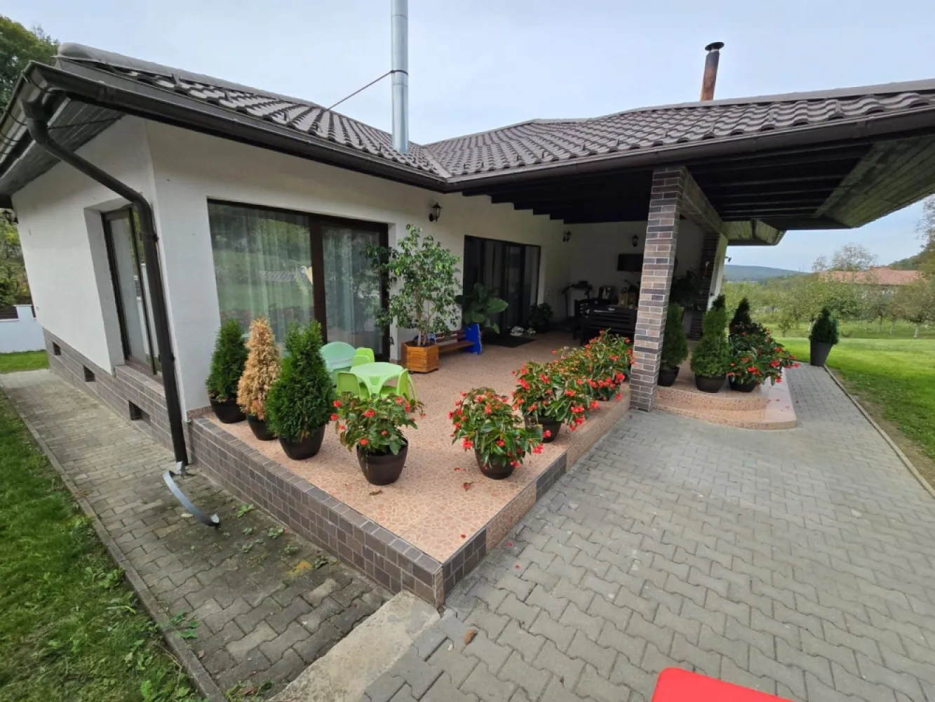 Casa 6 camere,300 mp,2500mp teren, Valea Iubirii,0% comision - Contact 0774048706 Bogdan
De vânzare casă, singur în curte 6 camere situată în cartierul Valea Iubirii suprafața utilă de 300 mp amplasată pe un teren cu suprafața de 2500 mp, 
Compartimentare:
- la demisol 1 cameră tehnică, 1 cramă, 1 camară, 1 baie, 1 magazie, 2 garaje
- la parter: 1 living, 1 bucătărie, 2 băi, 3 dormitoare, 1 hol, 2 terase, 
- curte amenajată cu gazon, pavaj, pomi fructiferi

Detalii:
- centrală termică+centrală pe lemne, calorifere, geamuri termopan,
- fundația casei are o adâncime de 1 m, pereții sunt din cărămidă, acoperișul de țigl, izolată cu polistiren de 10 cm.
- pivniță, pod mansardabil, 
- anul construcției 2000

Utilitați:
- curent, apă, gaz, canalizare/ fosă septică.

Casa se vinde la cheie, mobilată și utilată la prețul de 520.000 Euro negociabil. Comision ZERO!
Contact 0774048706 Bogdan
Daca vă place această ofertă sau pentru alte informații sunați la numărul de contact din anunț! 
Compania Zap Imobiliare vă pune la dispoziție toate actele și documentele necesare alături de asistență și consiliere permanentă până la finalizarea achiziției imobiliare. 
Ne dorim să îți oferim cea mai plăcută experiență, îndeplinim vise cu pereți!