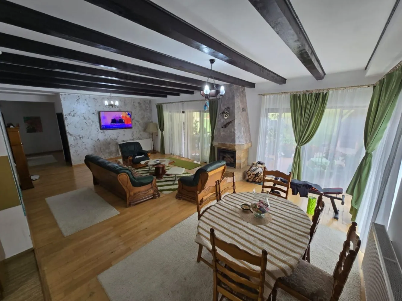 Casa 6 camere,300 mp,2500mp teren, Valea Iubirii,0% comision - Contact 0774048706 Bogdan
De vânzare casă, singur în curte 6 camere situată în cartierul Valea Iubirii suprafața utilă de 300 mp amplasată pe un teren cu suprafața de 2500 mp, 
Compartimentare:
- la demisol 1 cameră tehnică, 1 cramă, 1 camară, 1 baie, 1 magazie, 2 garaje
- la parter: 1 living, 1 bucătărie, 2 băi, 3 dormitoare, 1 hol, 2 terase, 
- curte amenajată cu gazon, pavaj, pomi fructiferi

Detalii:
- centrală termică+centrală pe lemne, calorifere, geamuri termopan,
- fundația casei are o adâncime de 1 m, pereții sunt din cărămidă, acoperișul de țigl, izolată cu polistiren de 10 cm.
- pivniță, pod mansardabil, 
- anul construcției 2000

Utilitați:
- curent, apă, gaz, canalizare/ fosă septică.

Casa se vinde la cheie, mobilată și utilată la prețul de 520.000 Euro negociabil. Comision ZERO!
Contact 0774048706 Bogdan
Daca vă place această ofertă sau pentru alte informații sunați la numărul de contact din anunț! 
Compania Zap Imobiliare vă pune la dispoziție toate actele și documentele necesare alături de asistență și consiliere permanentă până la finalizarea achiziției imobiliare. 
Ne dorim să îți oferim cea mai plăcută experiență, îndeplinim vise cu pereți!