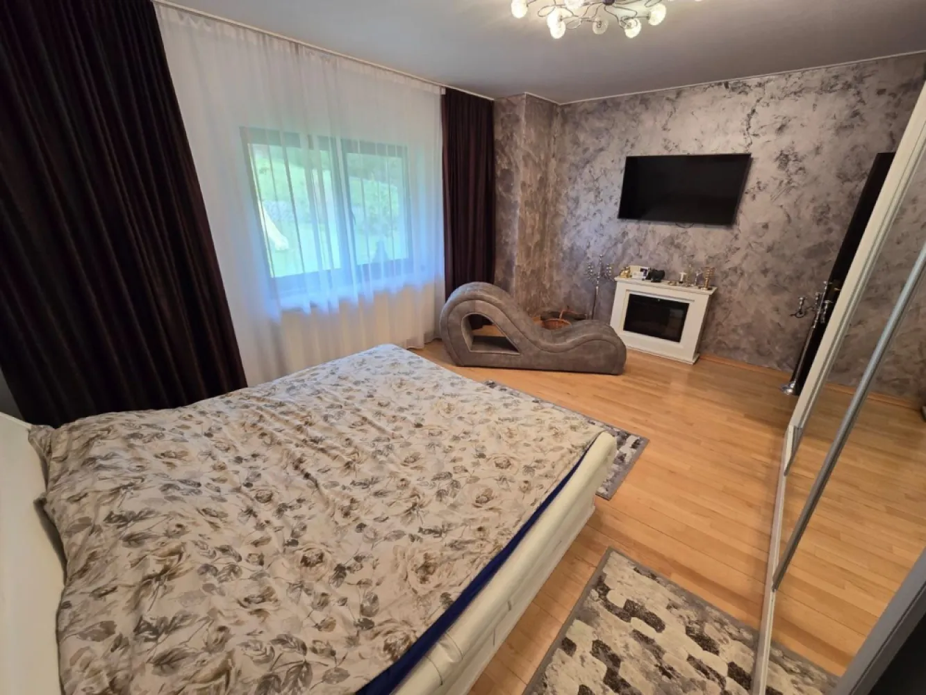 Casa 6 camere,300 mp,2500mp teren, Valea Iubirii,0% comision - Contact 0774048706 Bogdan
De vânzare casă, singur în curte 6 camere situată în cartierul Valea Iubirii suprafața utilă de 300 mp amplasată pe un teren cu suprafața de 2500 mp, 
Compartimentare:
- la demisol 1 cameră tehnică, 1 cramă, 1 camară, 1 baie, 1 magazie, 2 garaje
- la parter: 1 living, 1 bucătărie, 2 băi, 3 dormitoare, 1 hol, 2 terase, 
- curte amenajată cu gazon, pavaj, pomi fructiferi

Detalii:
- centrală termică+centrală pe lemne, calorifere, geamuri termopan,
- fundația casei are o adâncime de 1 m, pereții sunt din cărămidă, acoperișul de țigl, izolată cu polistiren de 10 cm.
- pivniță, pod mansardabil, 
- anul construcției 2000

Utilitați:
- curent, apă, gaz, canalizare/ fosă septică.

Casa se vinde la cheie, mobilată și utilată la prețul de 520.000 Euro negociabil. Comision ZERO!
Contact 0774048706 Bogdan
Daca vă place această ofertă sau pentru alte informații sunați la numărul de contact din anunț! 
Compania Zap Imobiliare vă pune la dispoziție toate actele și documentele necesare alături de asistență și consiliere permanentă până la finalizarea achiziției imobiliare. 
Ne dorim să îți oferim cea mai plăcută experiență, îndeplinim vise cu pereți!