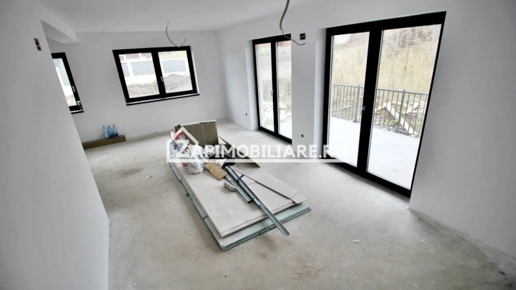 Casa 4 camere la cheie,2bai,120 mp,501 mp teren,zona Corunca - Contact 0774048706 Bogdan
De vânzare casă la cheie cu gard si pavaj, singur în curte 4 camere situată în Corunca zona Penny, suprafața utilă de 120 mp amplasată pe un teren cu suprafața de 501 mp, 
Compartimentare:
- la parter: 1 living, 1 bucătărie, 1 baie, 1debara, 2 terase acoperite
- la etaj: 3 dormitoare, 1 baie, 1 dressing, 1 balcon.
Detalii:
- centrală termică, incălzire in pardoseală, geamuri tripan
- fundația casei are o adâncime de 1 m, pereții sunt din cărămidă, acoperișul de țiglă izolată cu polistiren de 10 cm.
- anul construcției 2024
Disponibilă si casă la cheie cu suprafata utilă de 150 mp si 532 mp teren la pretul de 295.000 euro
Utilitați:
- curent, apă, gaz, canalizare
-gardul ,poarta automatizată si pavajul include in pret
Casa se vinde la cheie la prețul de 223.000 euro + tva Comision ZERO!
Contact 0774048706 Bogdan
Daca vă place această ofertă sau pentru alte informații sunați la numărul de contact din anunț! 
Compania Zap Imobiliare vă pune la dispoziție toate actele și documentele necesare alături de asistență și consiliere permanentă până la finalizarea achiziției imobiliare. 
Ne dorim să îți oferim cea mai plăcută experiență, îndeplinim vise cu pereți!